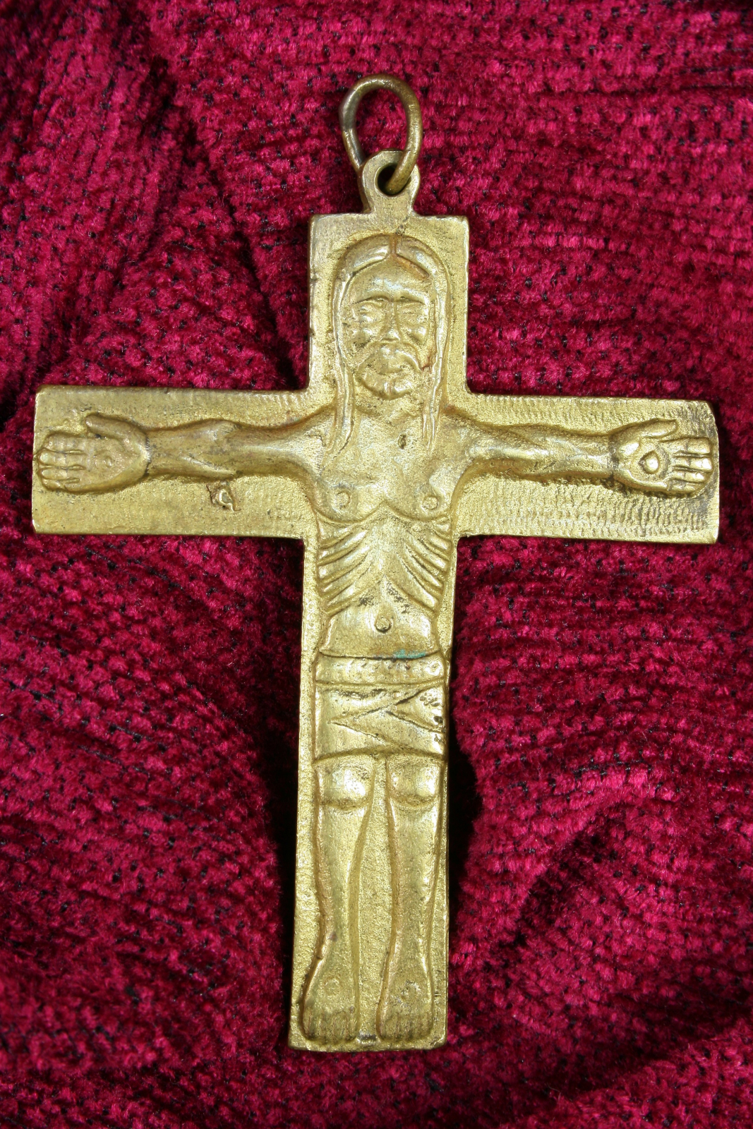 Antiques - CRUCIFIX ROMANESQUE STYLE. S.XX. BRASS.