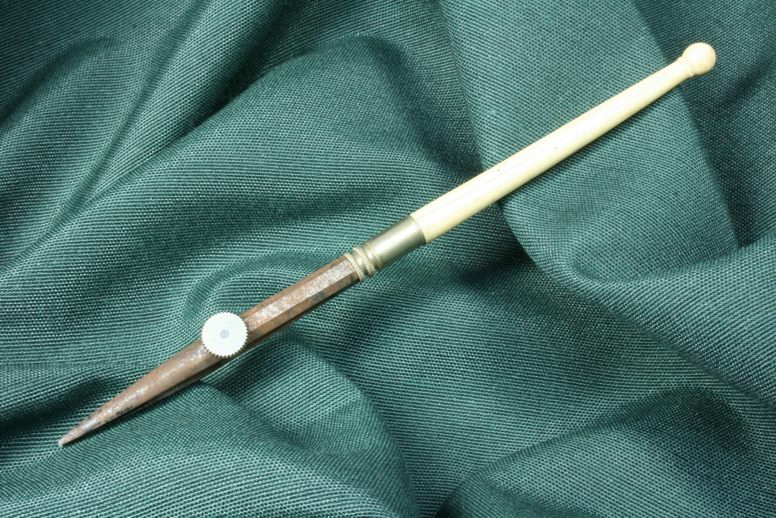 Antiques - TIRALÍNEAS 136. STEEL AND BONE.
