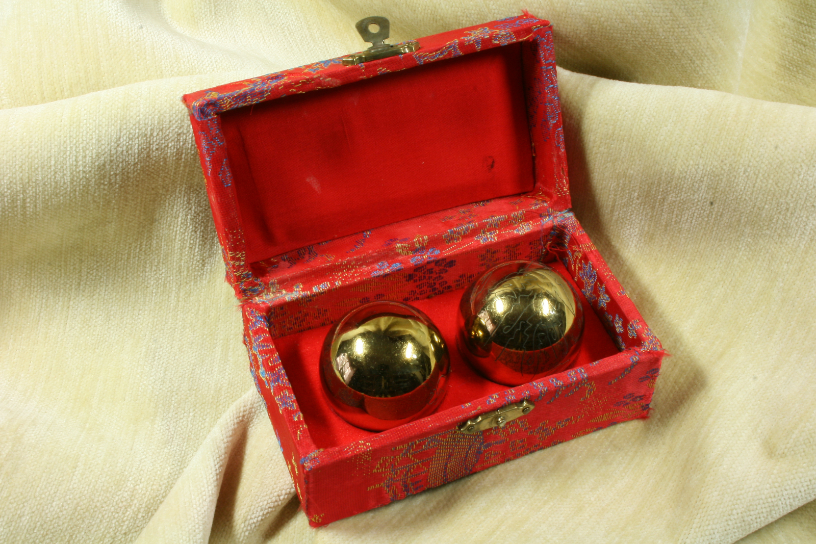 Antiguedades - PAREJA DE BOLAS DE ACERO DORADO. BOLAS DE LA SALUD. (T)