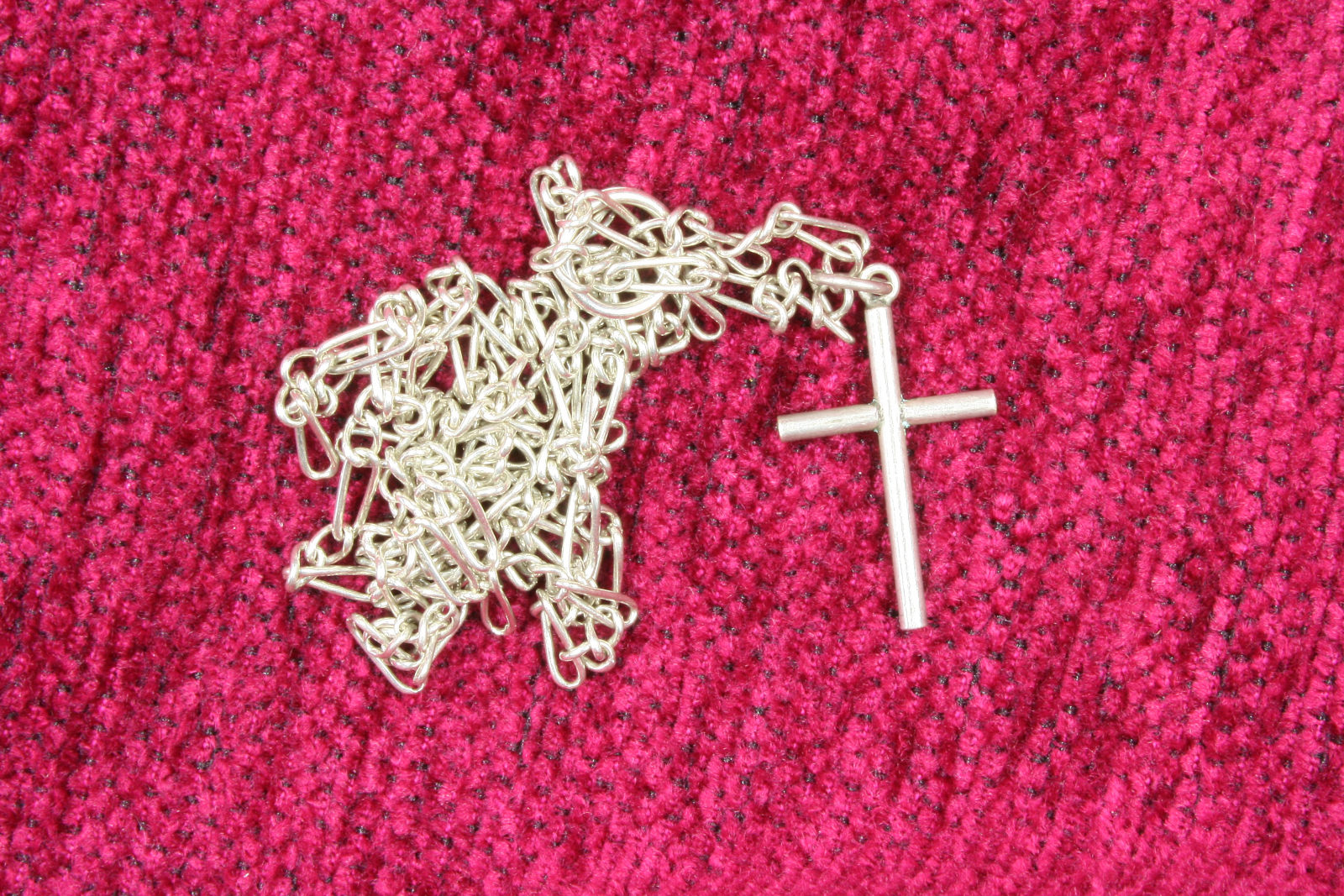 Antiguedades - CRUZ PEQUEÑA CON CADENA. S.XX