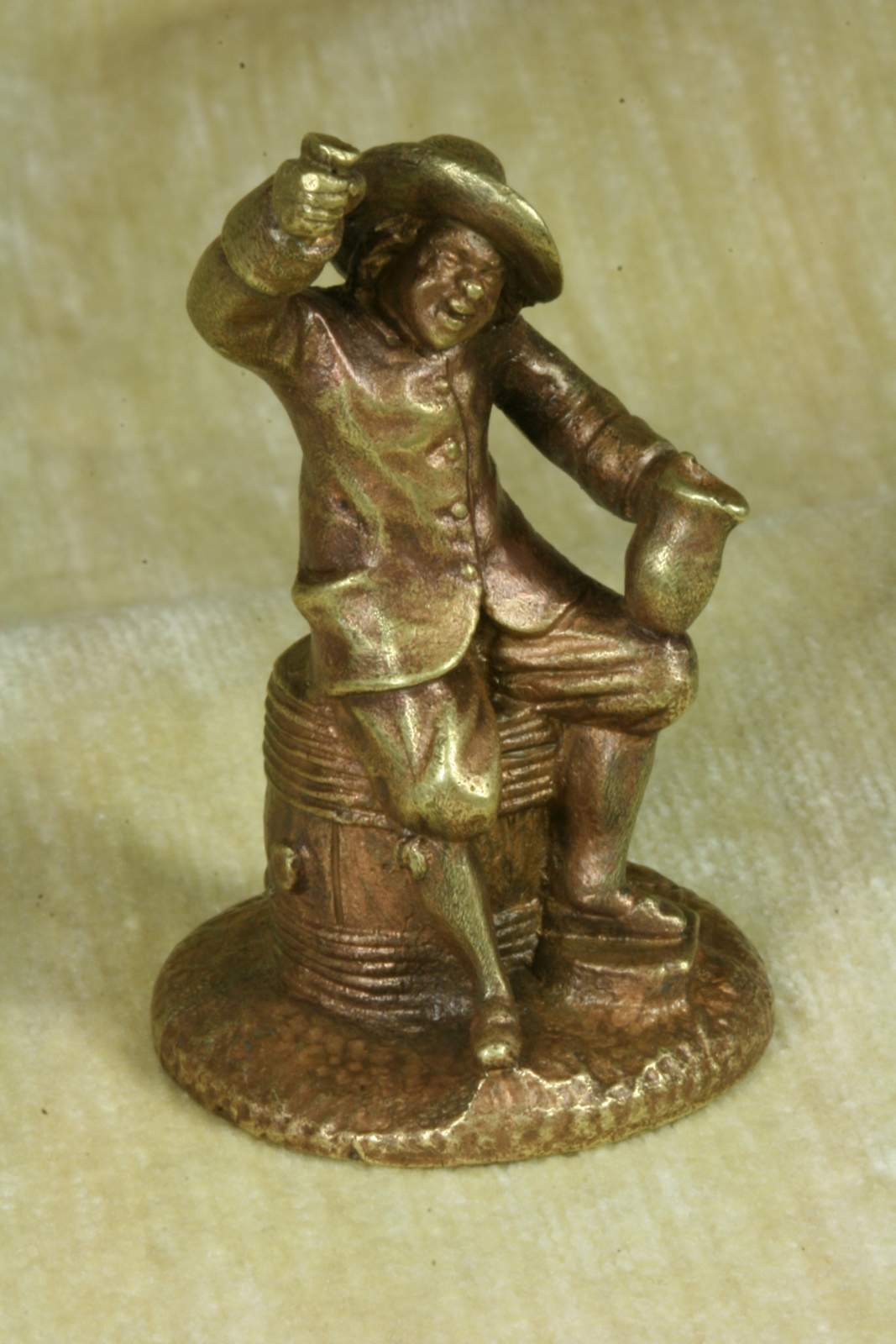 Antiguedades - BEBEDOR SOBRE TONEL. POSIBLE BRONCE AUSTRIACO. S.XX