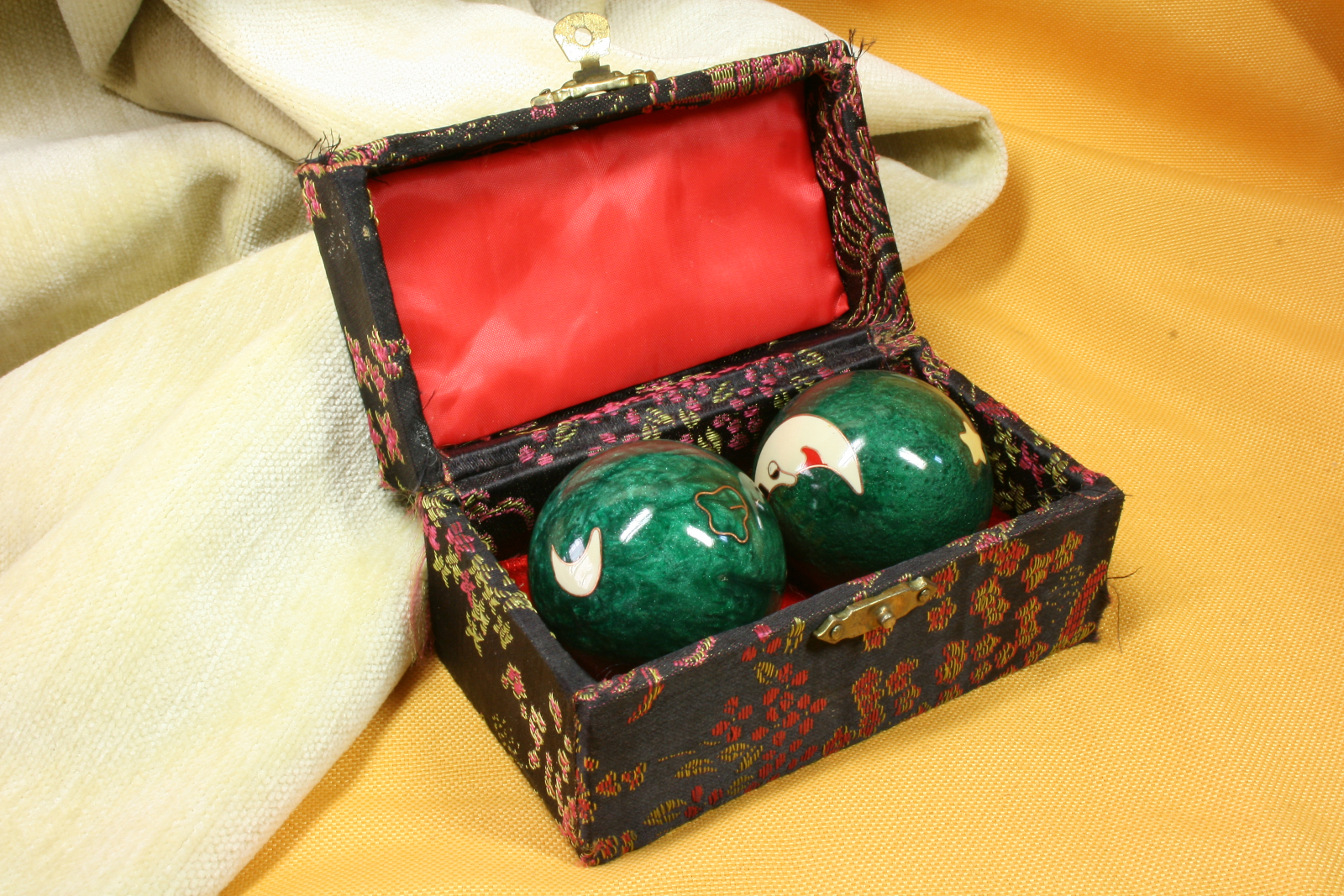 Antiguedades - BOLAS CHINAS DE LA SALUD. ESMALTE CLOISONNÉ. SOL Y LUNA. (T)