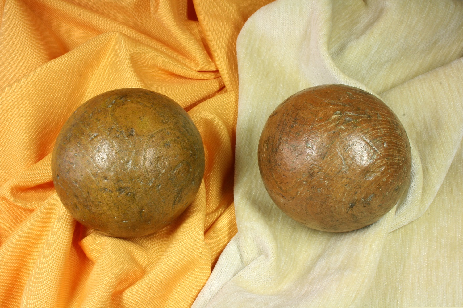Antiguedades - PAREJA DE BOLAS MADERA ANTIGUAS. S.XIX