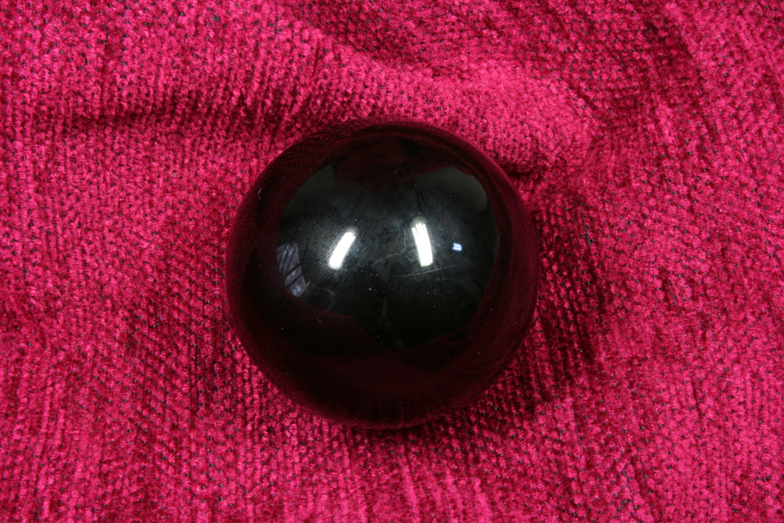Antiques -  BLACK STONE BALL. MINERAL. (T)