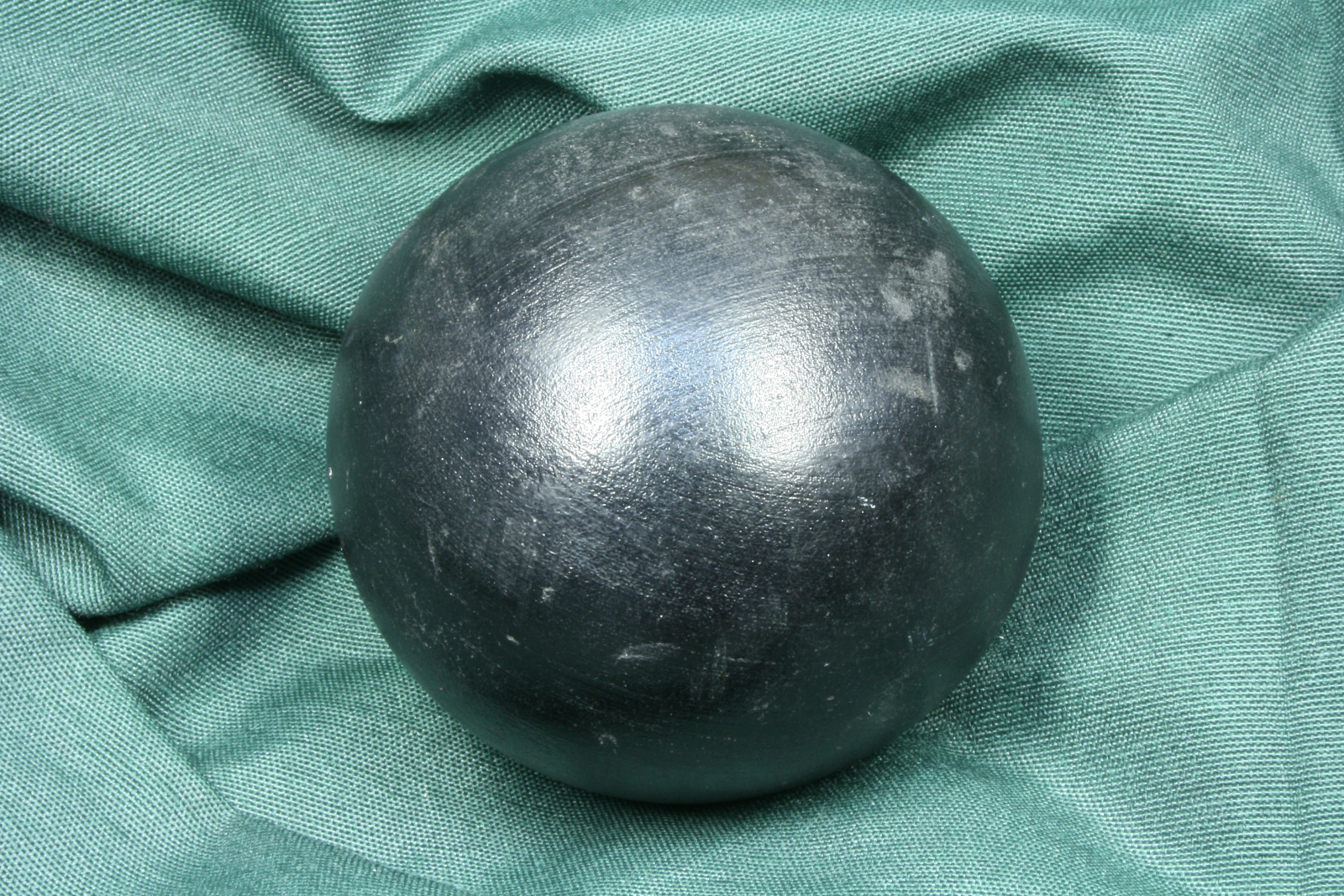 Antiguedades - BOLA DE MADERA TINTADA DE NEGRO. S.XX (T)
