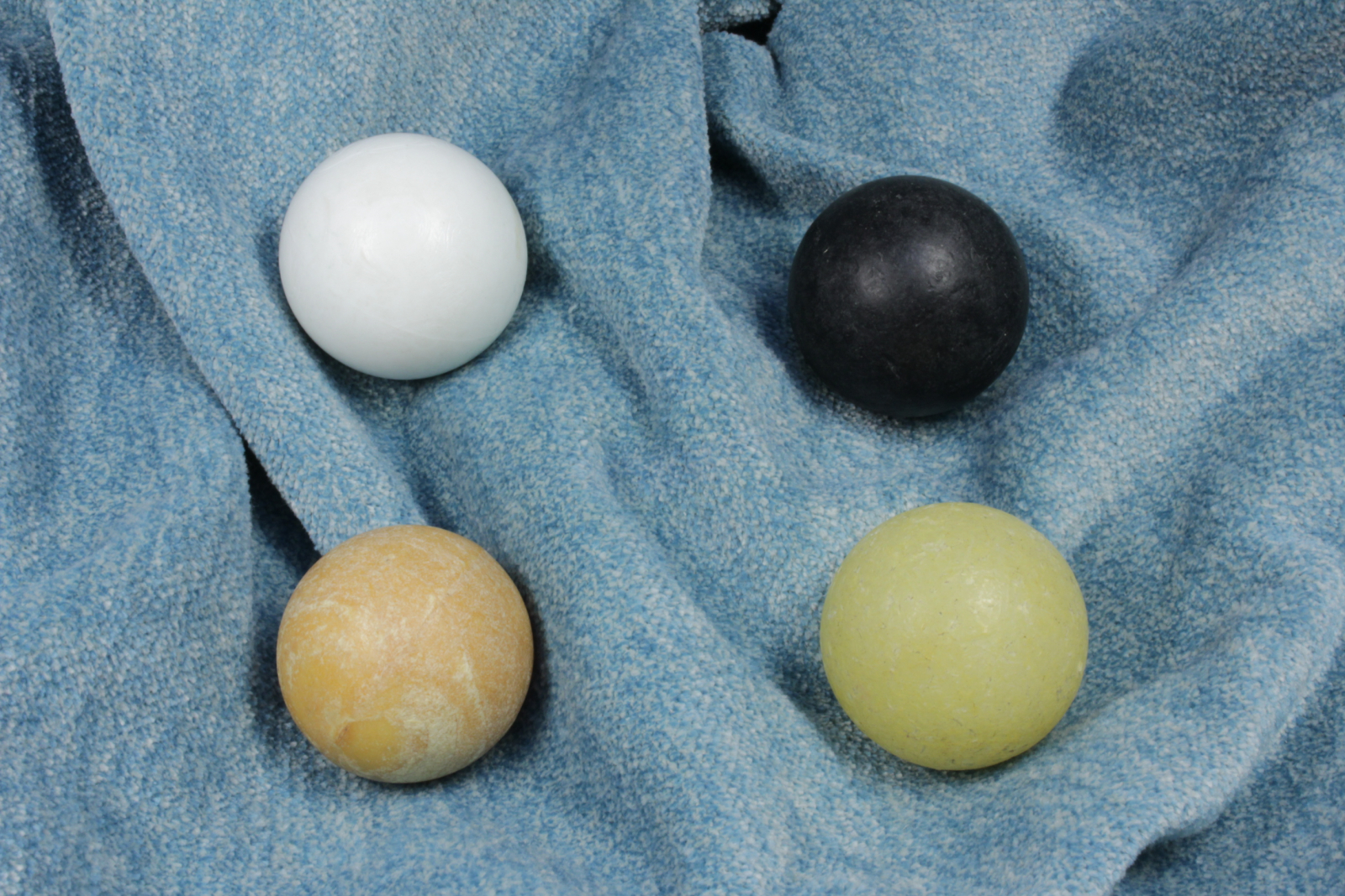 Antiques - GAME FOUR VARIOUS BALLS. SET. (T)