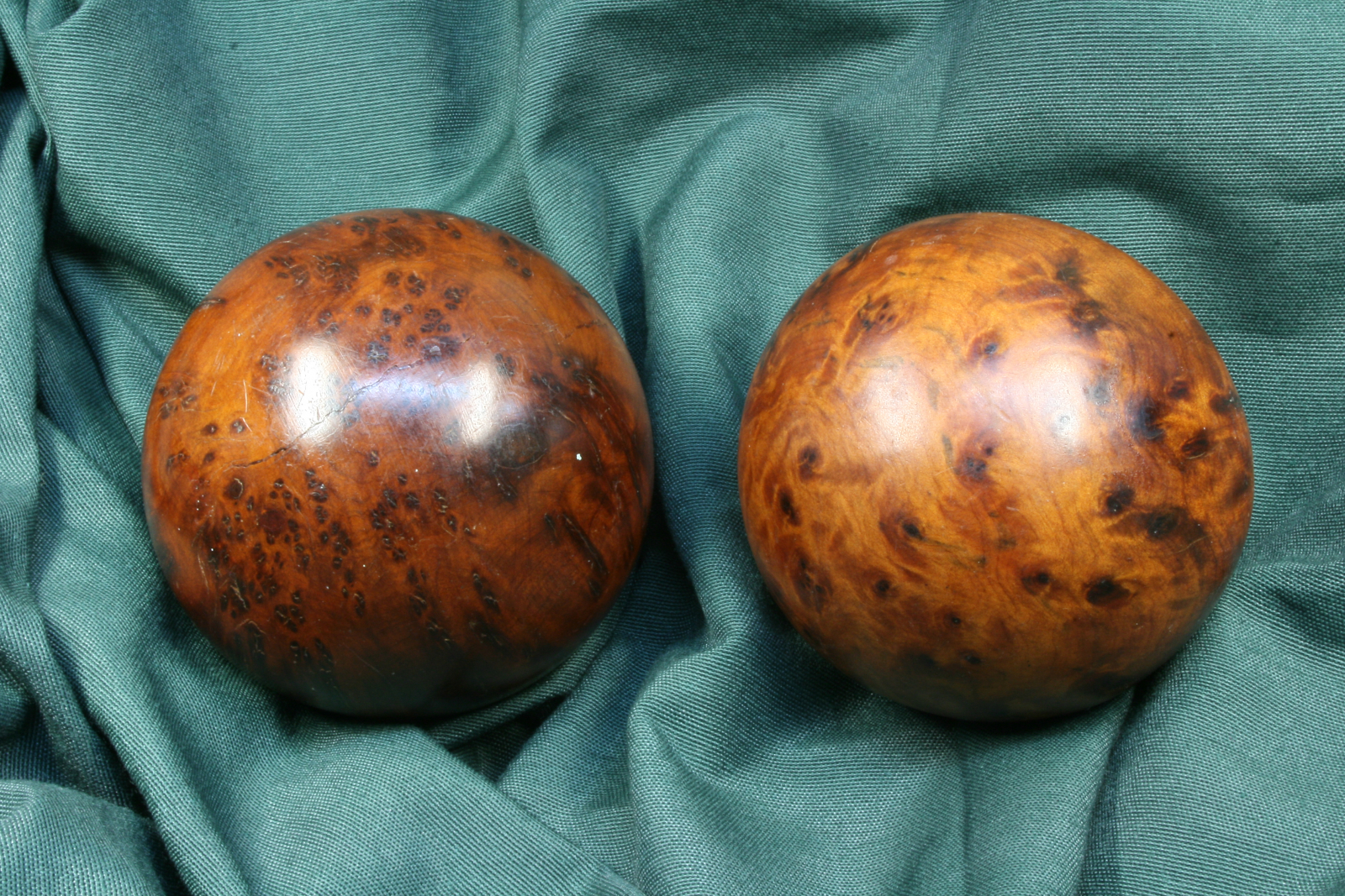 Antiguedades - PAREJA BOLAS DE MADERA DE RAÍZ DE OLIVO. (T)