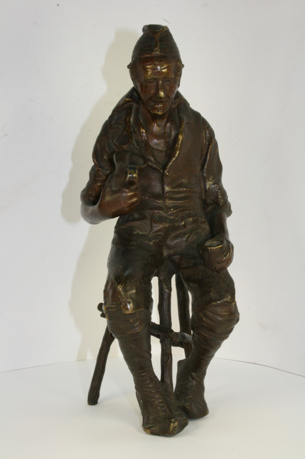 Antiguedades - ESCULTURA EN BRONCE. BEBIENDO SENTADO.
