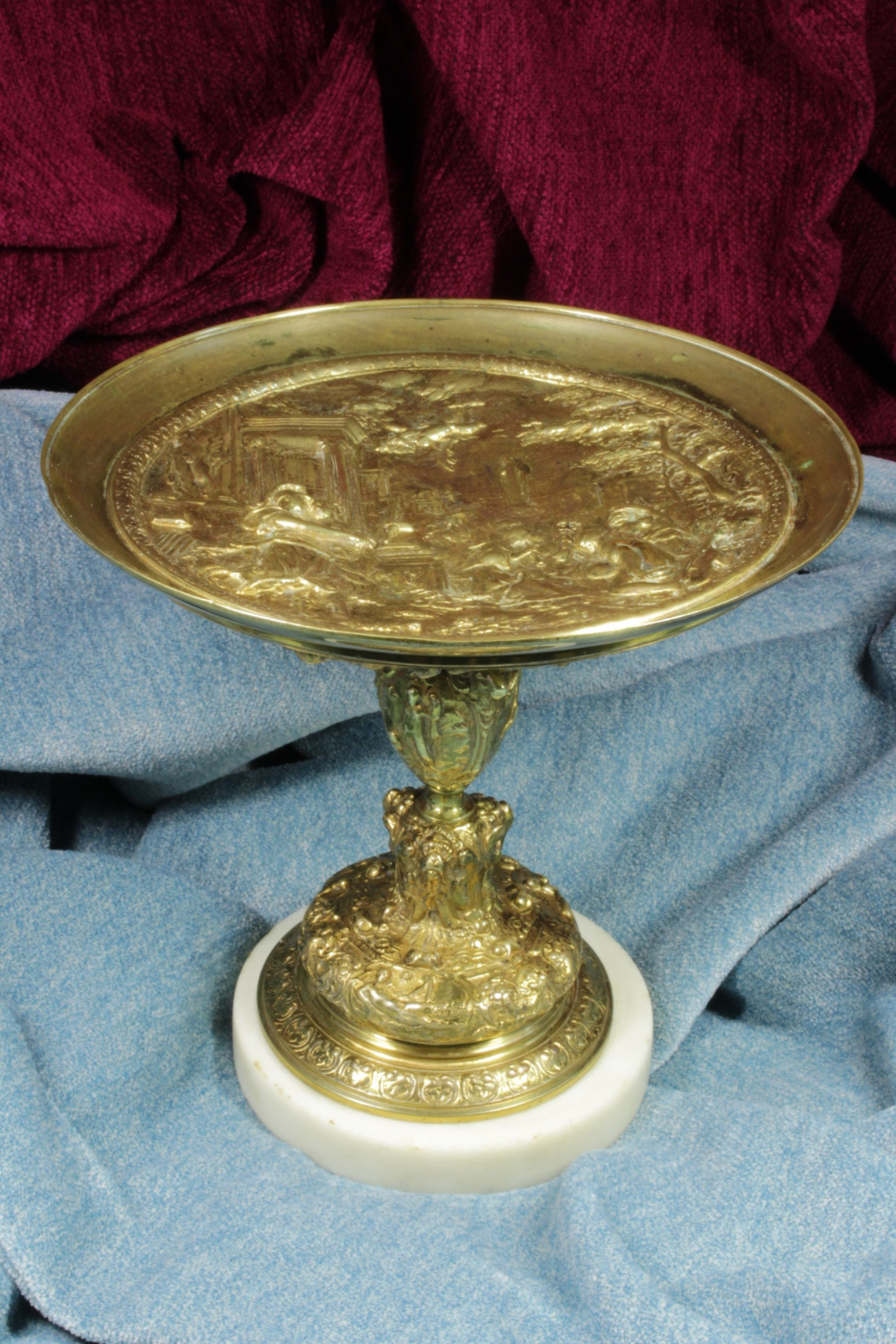 Antiques - CENTER TABLE WITH GOLD. CUP. SOURCE.