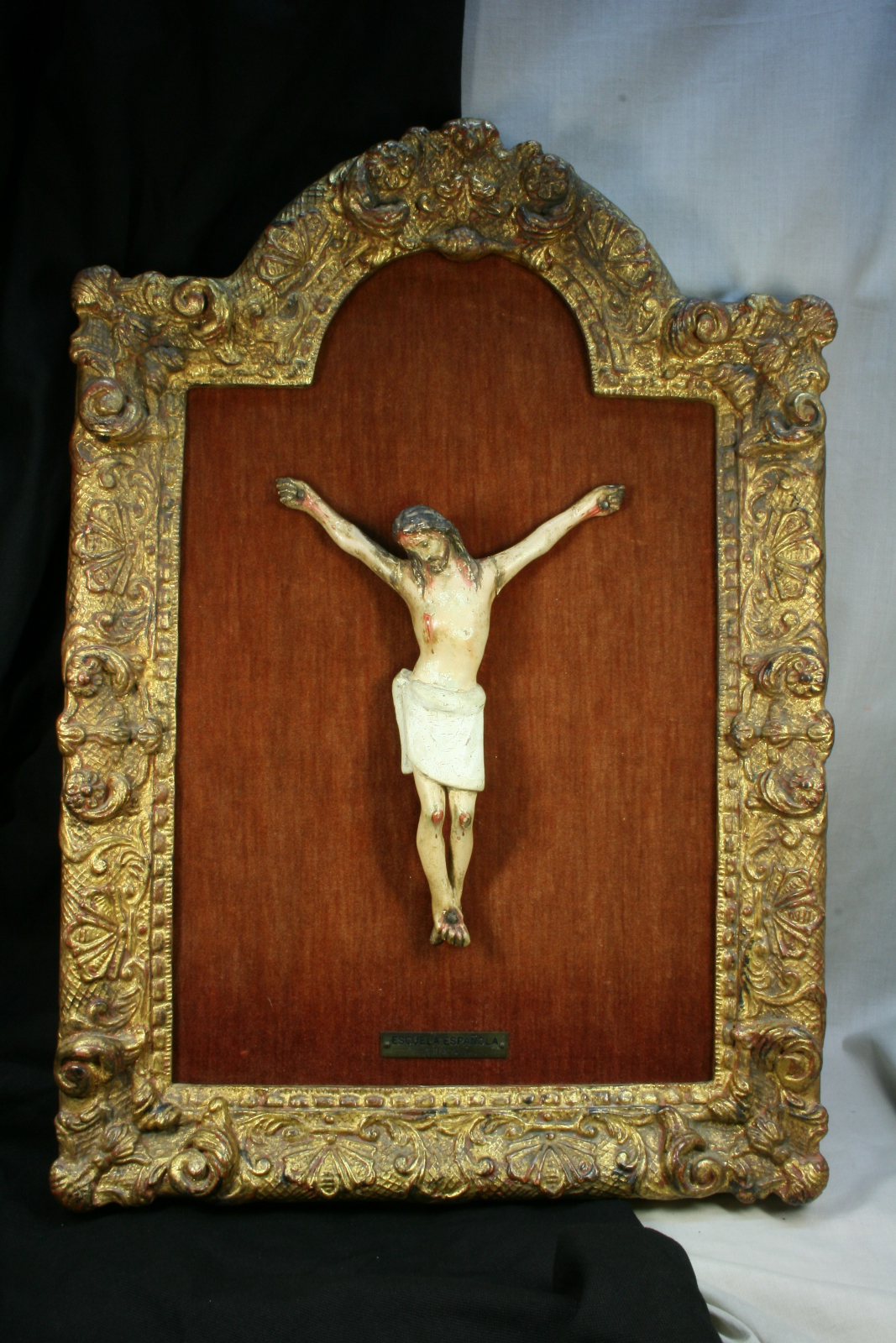 Antiguedades - CRISTO DE MADERA CON MARCO. POLICROMADO. S.XVIII (T)