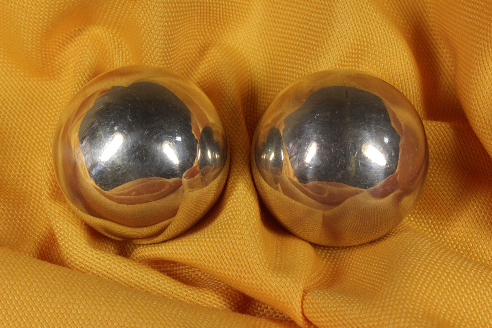 Antiques - COUPLE HEALTH BALLS SILVER COLOR. (T)