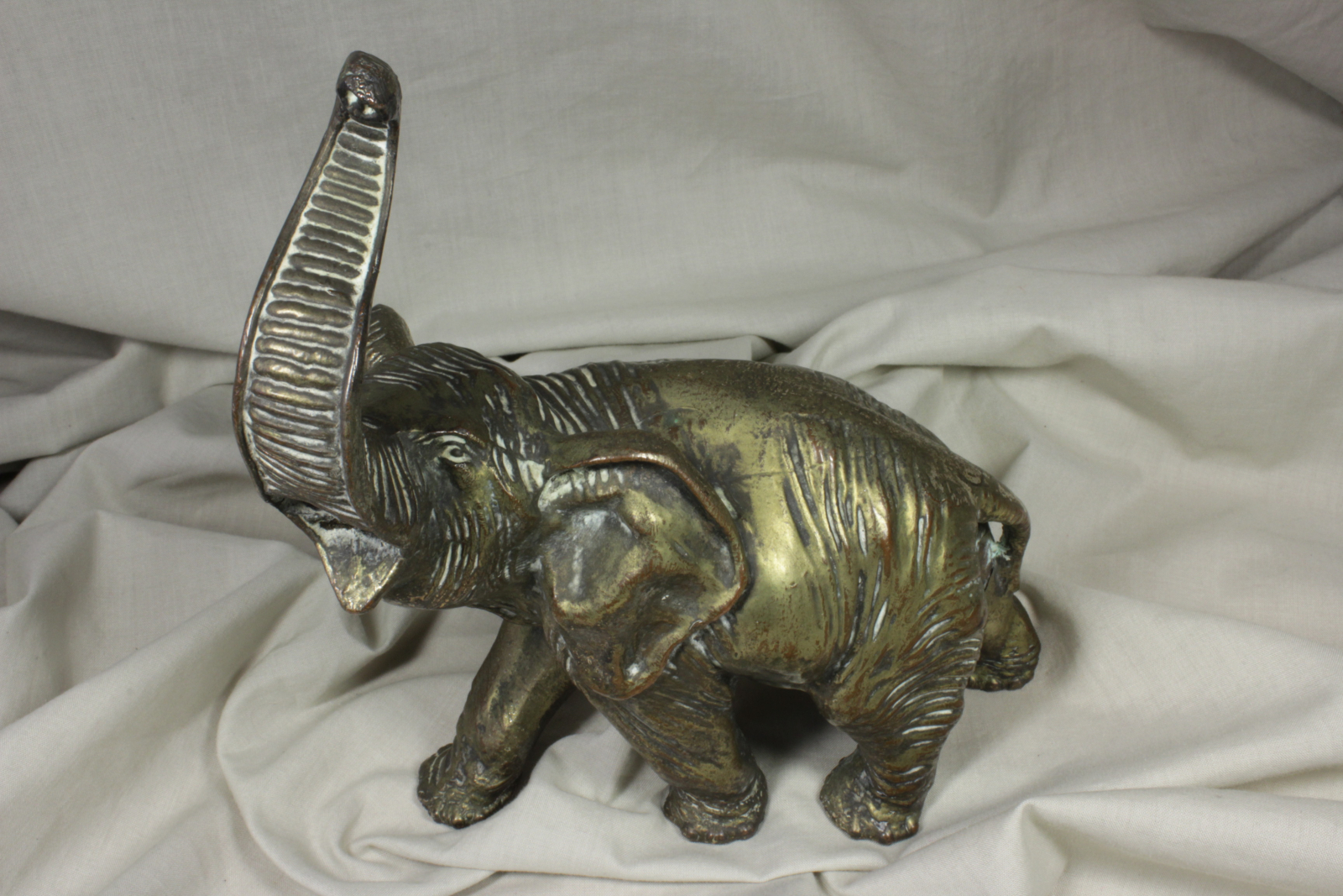 Antiguedades - ELEFANTE DE RESINA CON CHAPA PLATEADA. S.XX (T)