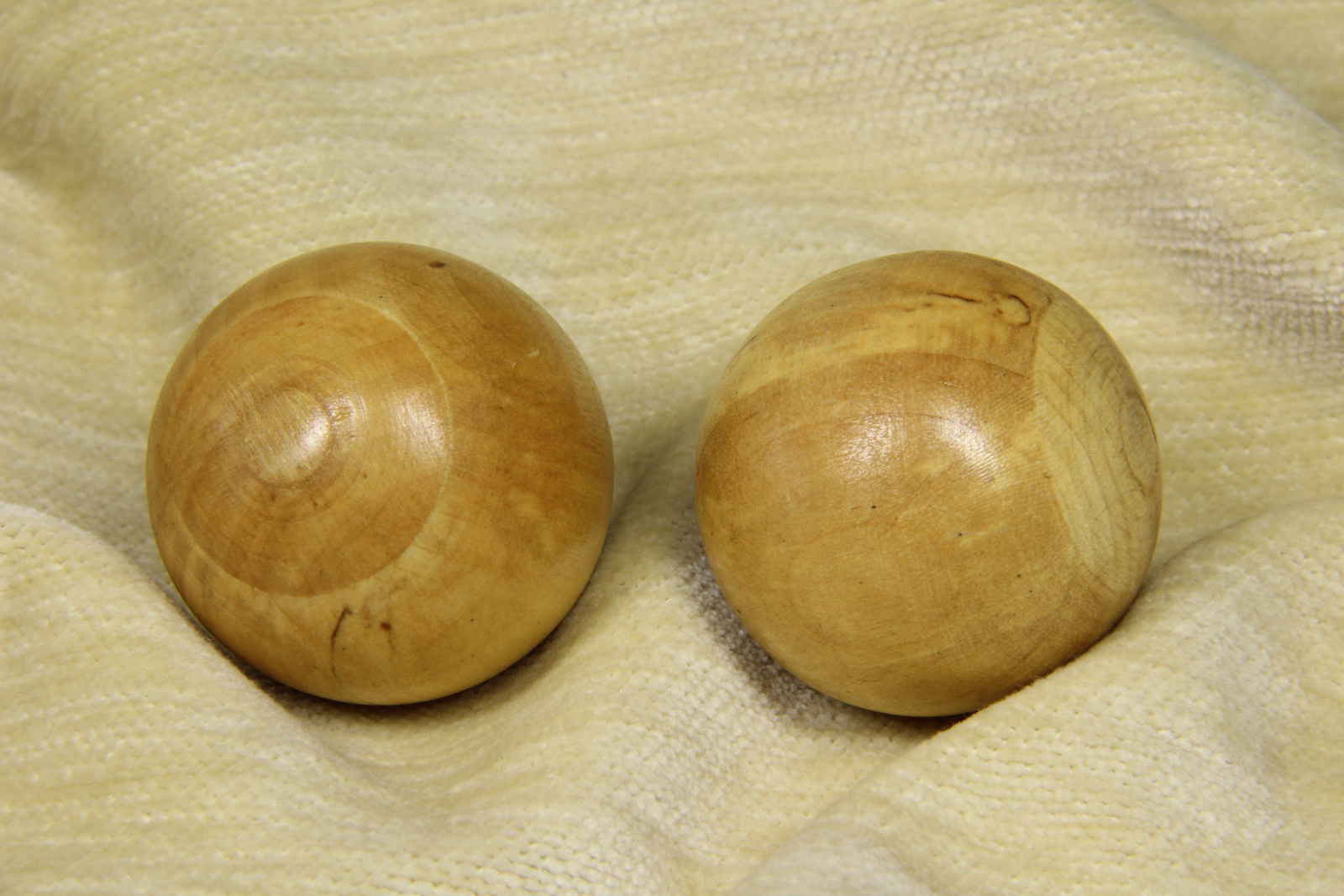 Antiques - COUPLE HEALTH BALLS. WOOD. (T)