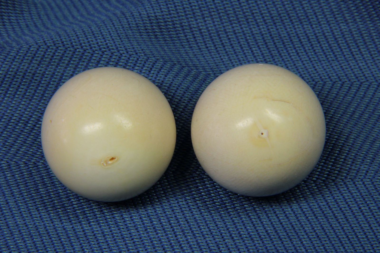 Antiguedades - PAREJA BOLAS DE LA SALUD. HUESO. S.XIX