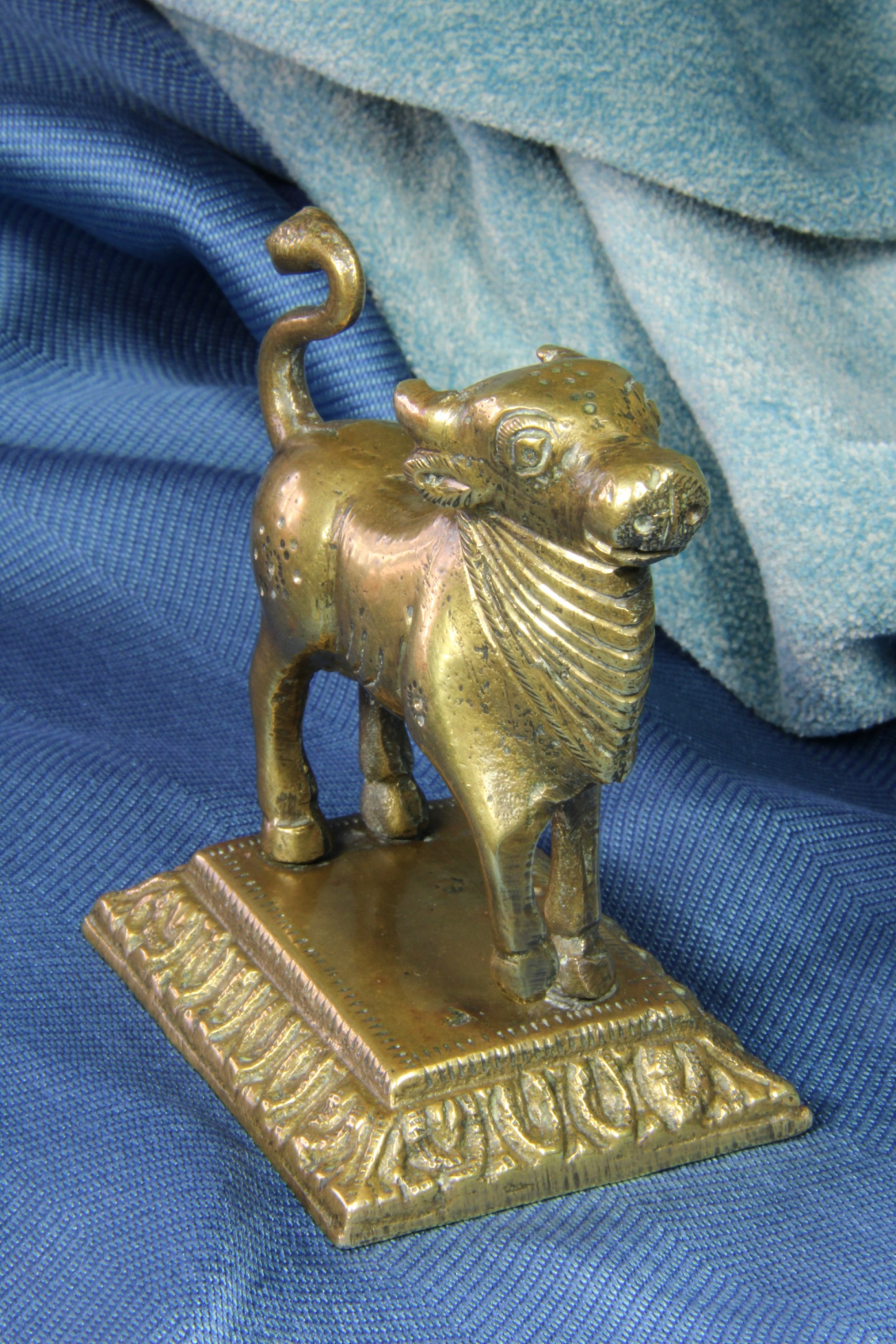 Antiguedades de nandi sculpture bronze cebu young man standing bull