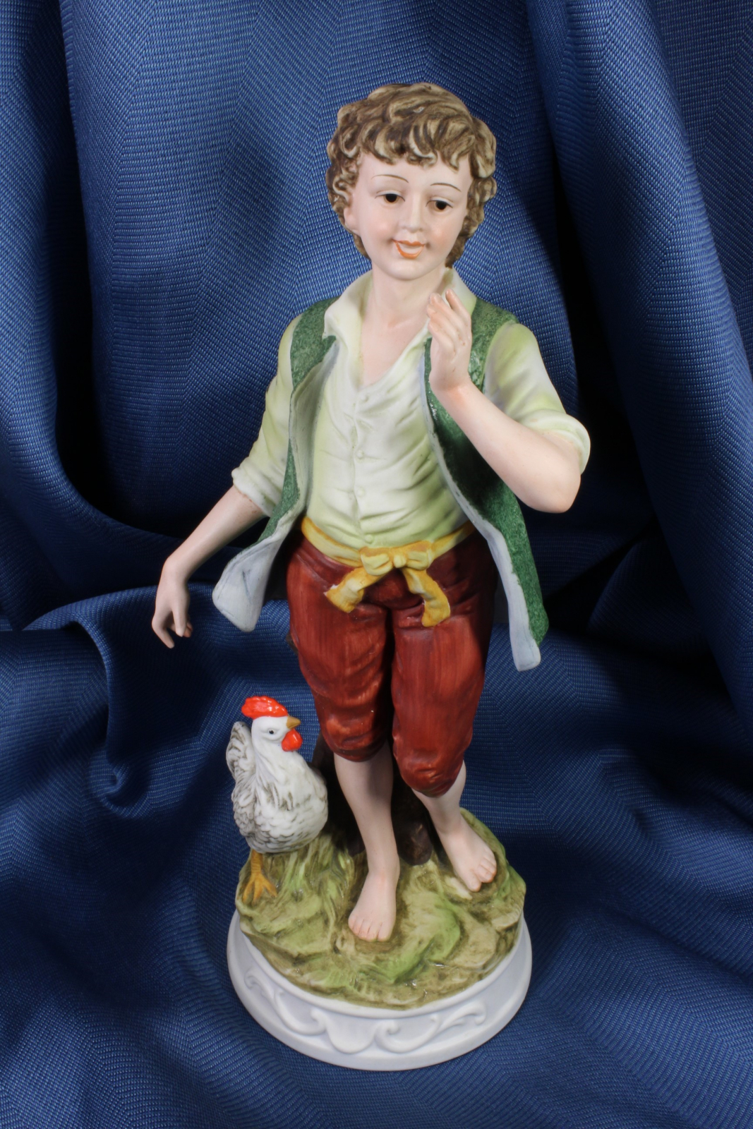 Antiguedades - NIÑO BISCUIT POLICROMADO. ESCULTURA DE NIÑO CON GALLO. (T)