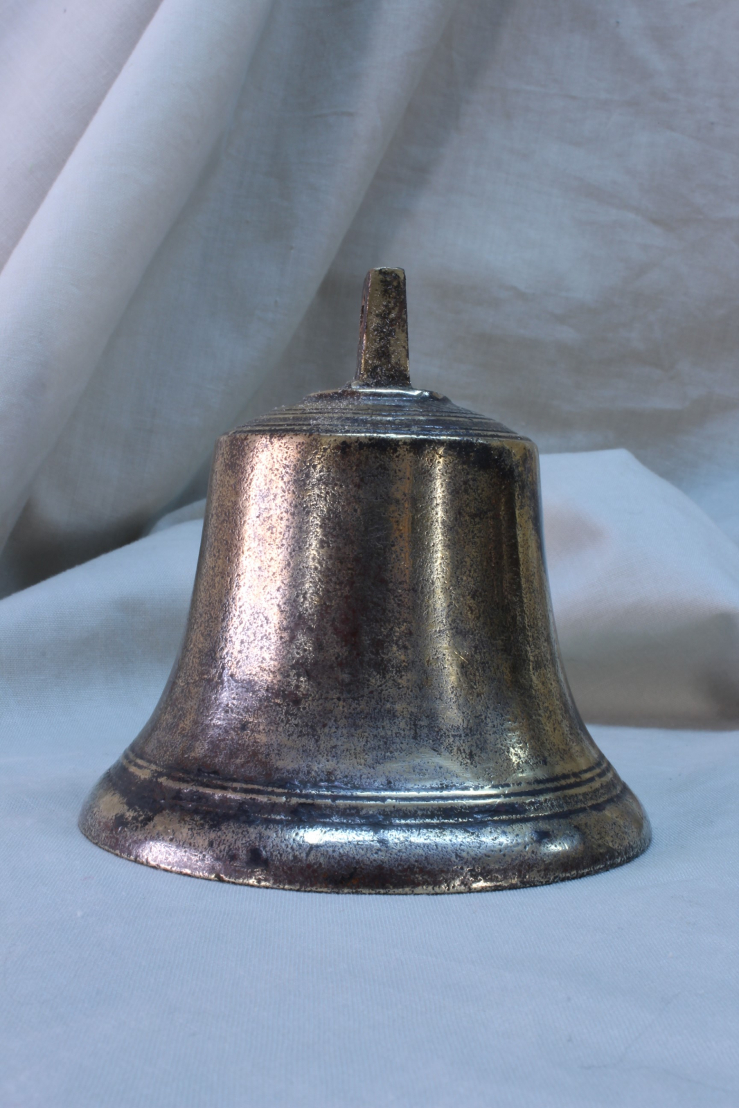 Antiguedades de bell with inscription to hang nineteenth