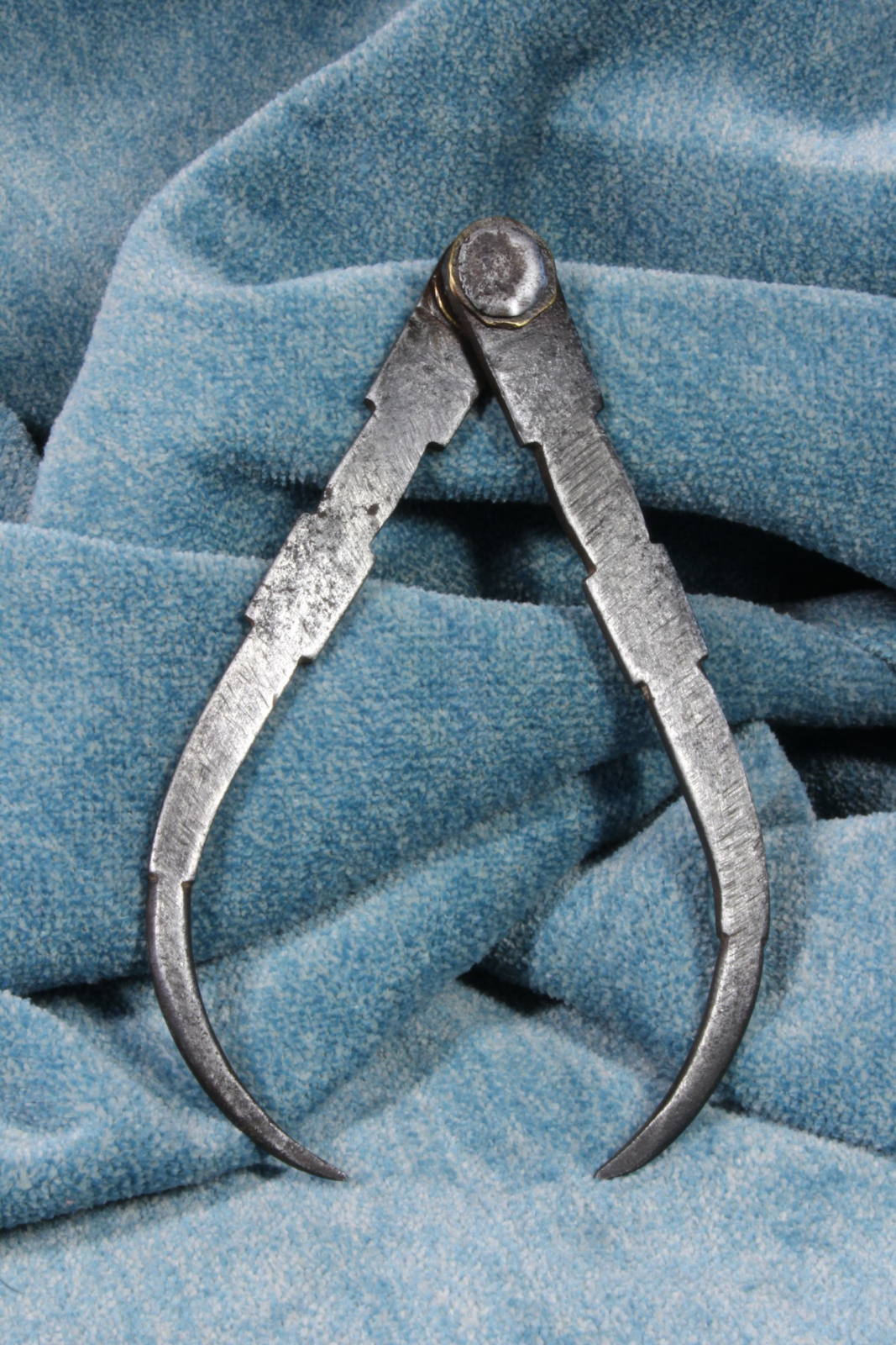 Antiques - WORKSHOP COMPASS WITH CURVED TIPS. S.XVIII
