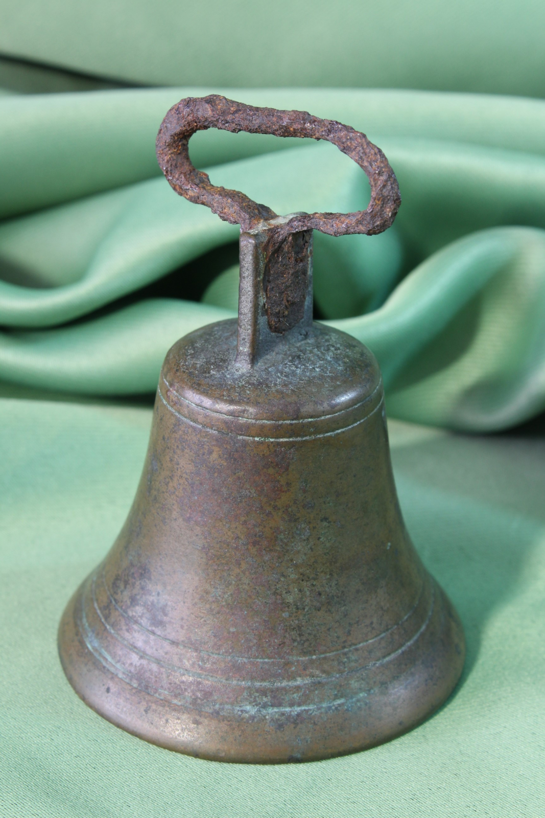 Antiguedades - CAMPANA DOMÉSTICA. BRONCE Y HIERRO. S.XIX