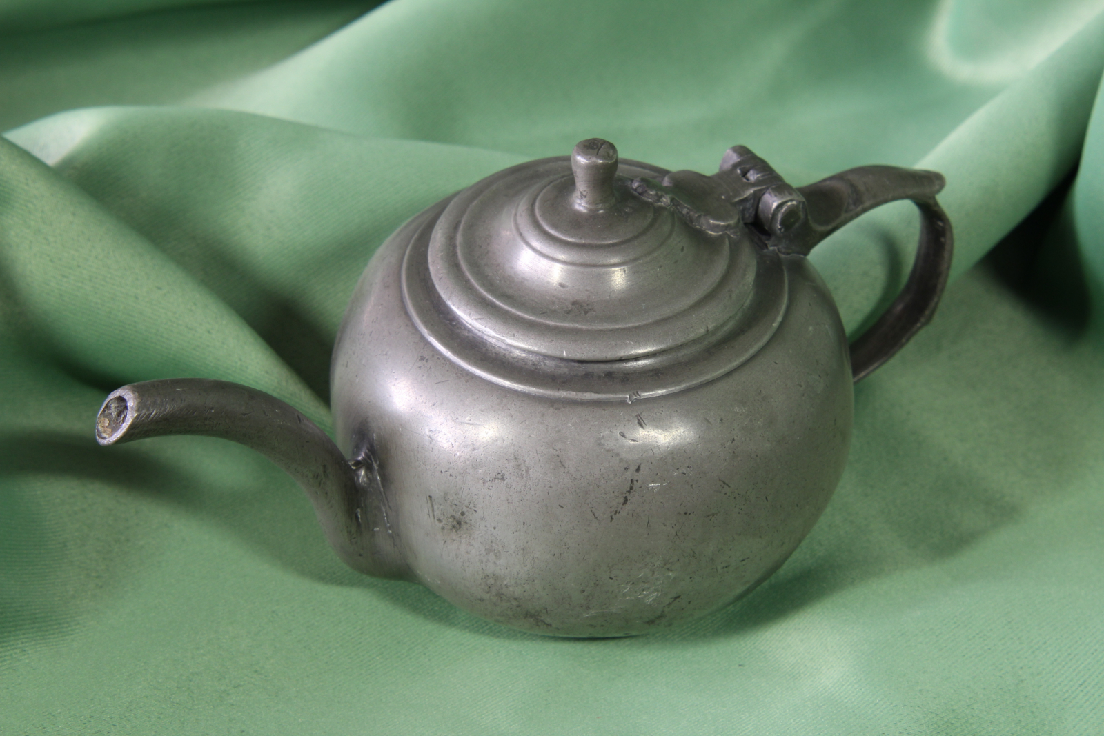 Antiguedades de pewter individual teapot white metals