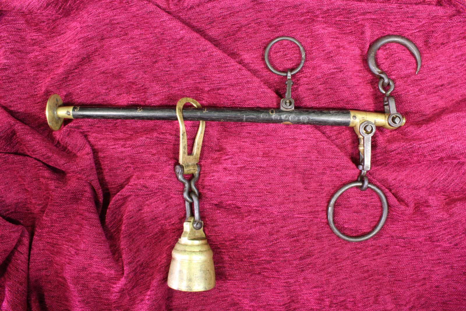 Antiguedades - BALANZA ROMANA DE MADERA, HIERRO Y BRONCE. 18KG. PEQUEÑA. S.XIX (T)