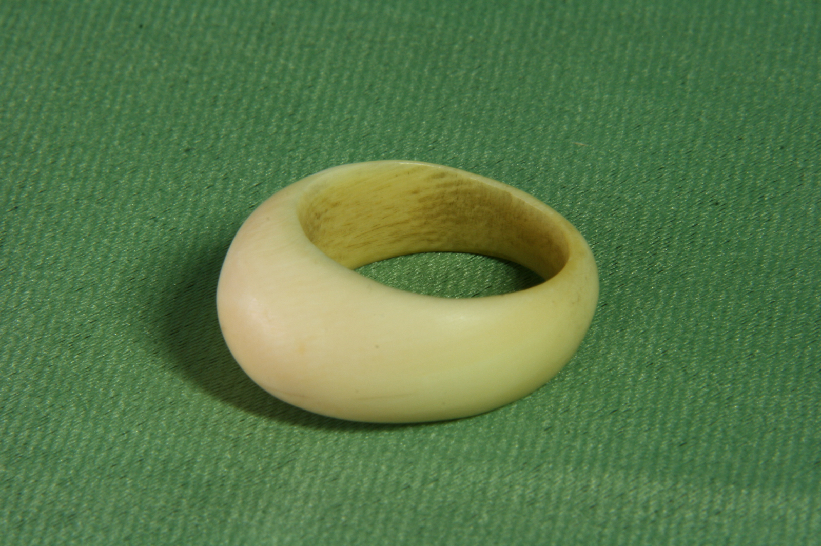 Antiguedades - ANILLO DE HUESO. ARTESANO. ORIGINAL. S.XX  