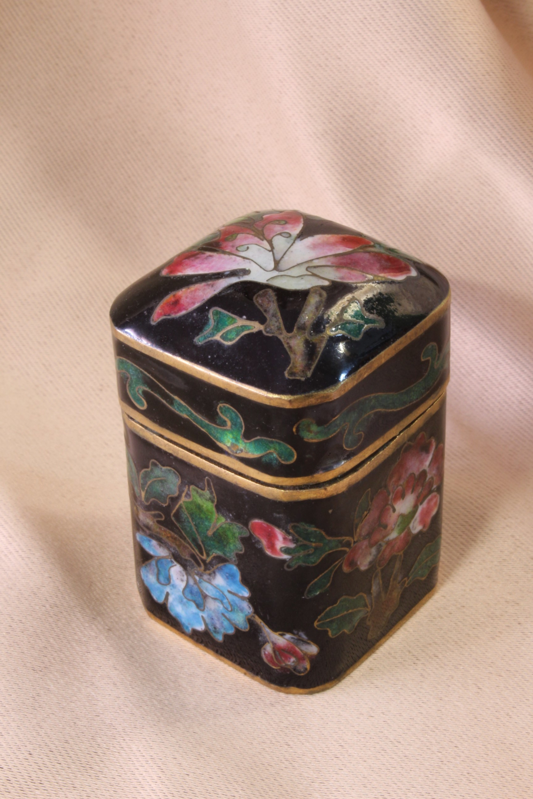 Antiques - CHINESE CLOISONNE ENAMEL BOX. PARALLELEPIPED. S.XX