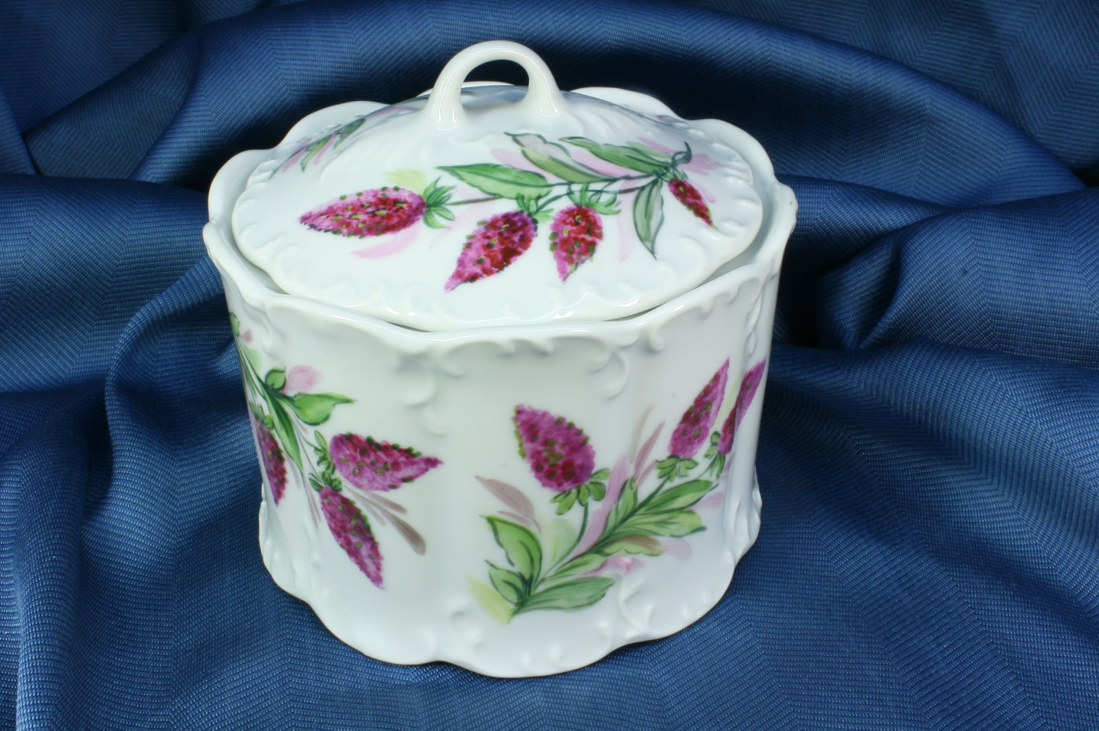 Antiques - HAND-PAINTED CERAMIC CANDY BOX. M. SORIANO (T)