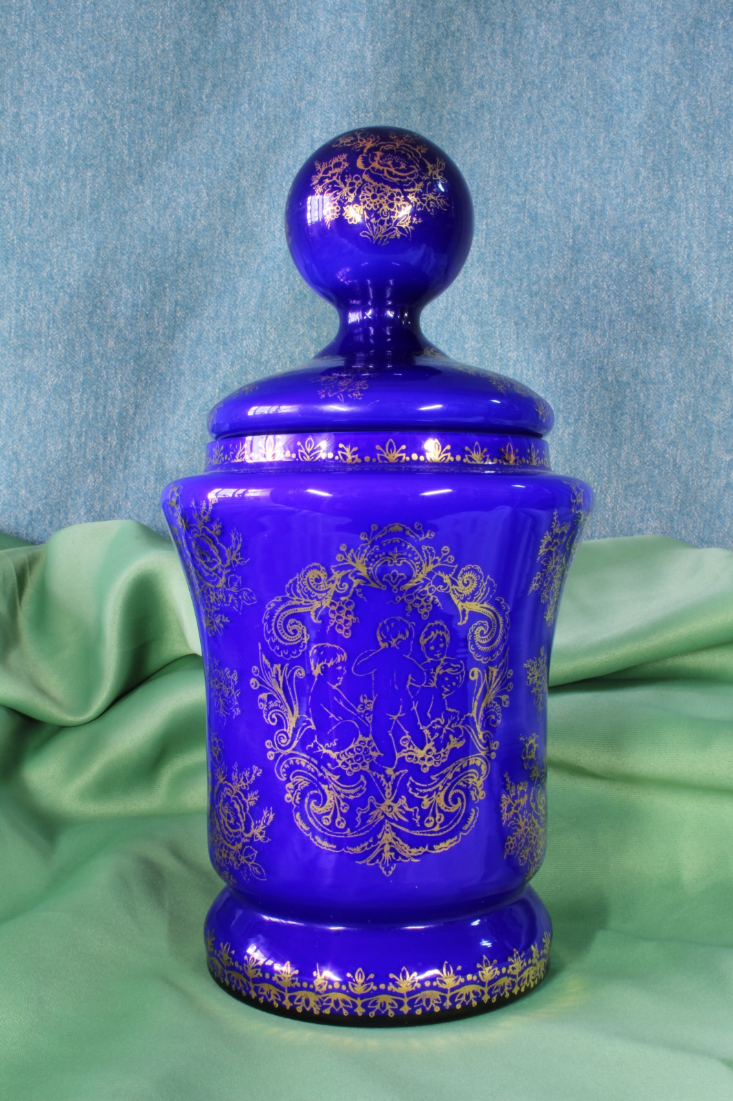 Antiques - JAR WITH LID. PRESSED GLASS OF THREE LAYERS. POSSIBLY MURANO. (T)