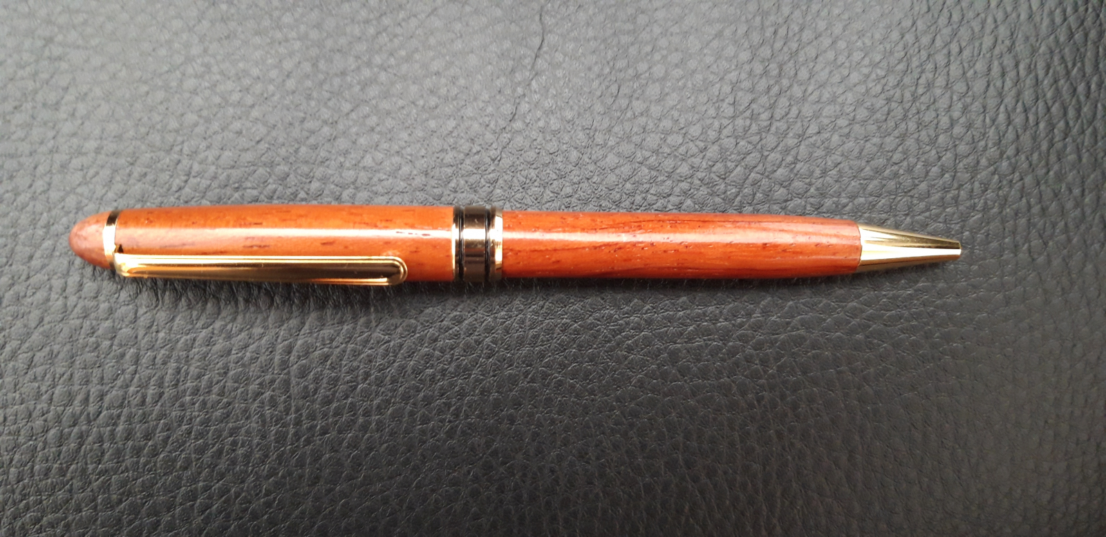 Antiguedades de brown and gold ball pen
