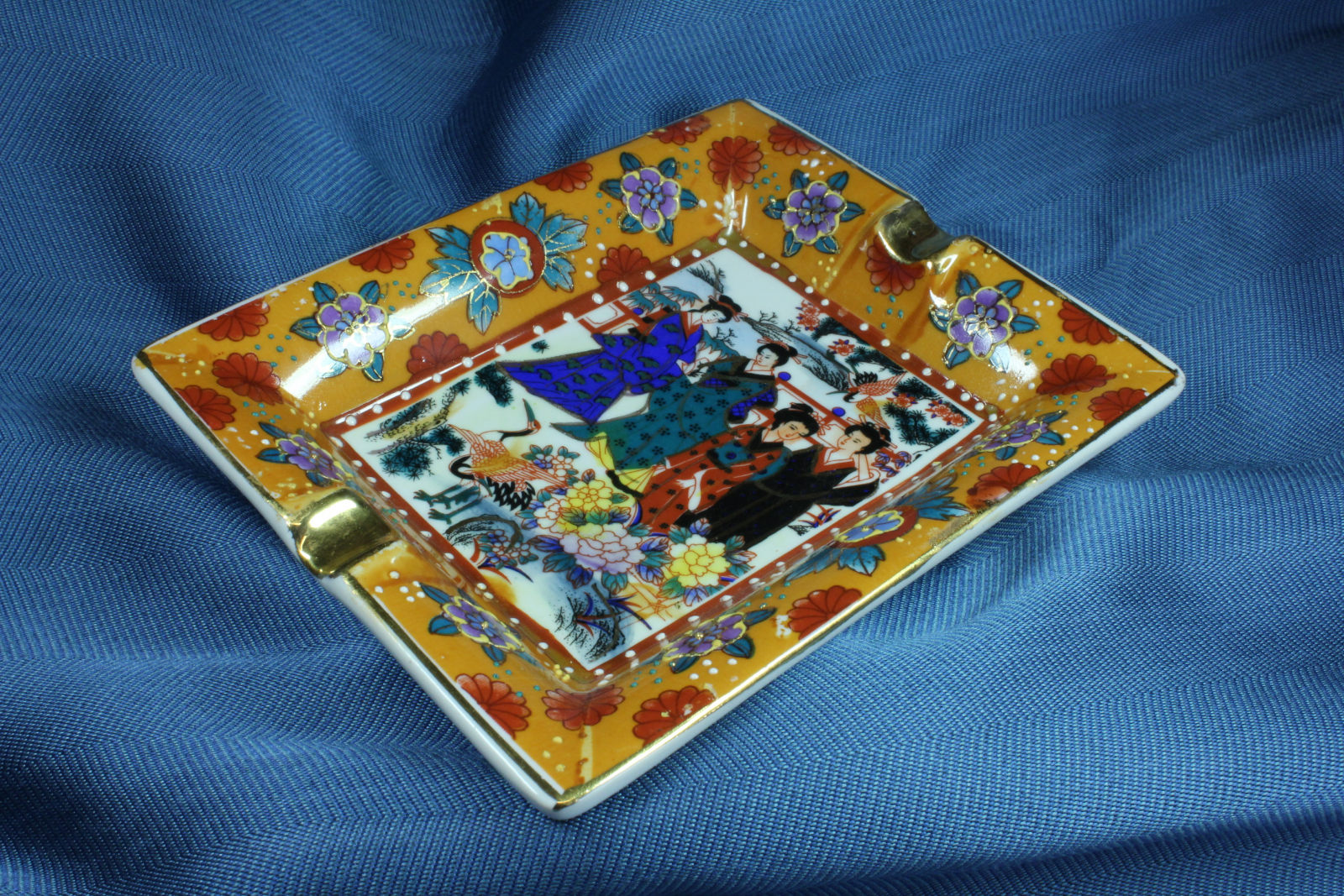 Antiques - CHINESE CERAMIC ASHTRAY LADIES WALKING (T)