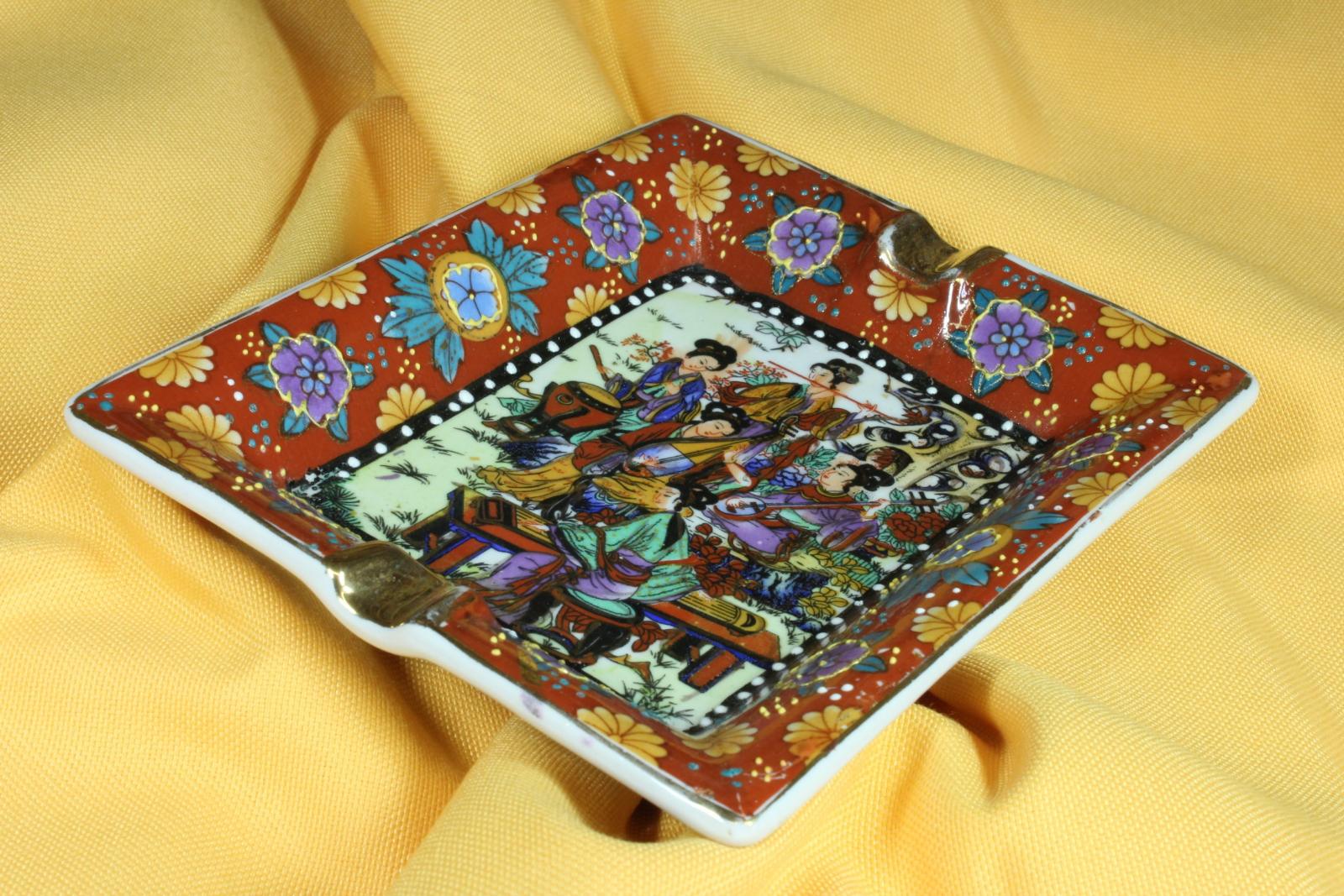 Antiques - CHINESE ASHTRAY CERAMICS LADIES PLAYING MUSIC (T)