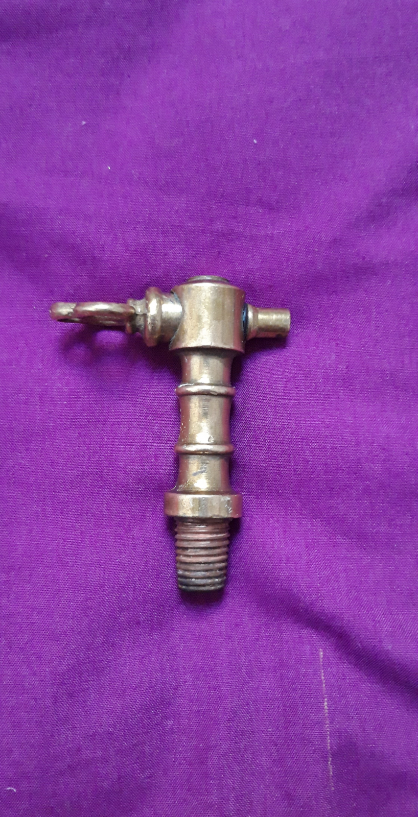 Antiguedades - GRIFO DE BRONCE CON BONITA LLAVE. PEQUEÑO. DISEÑO.