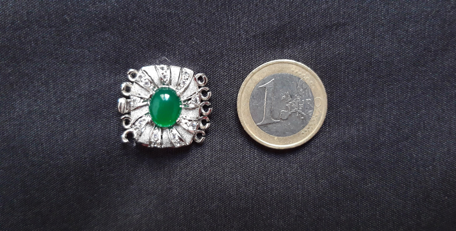 Antiguedades - COLGANTE CON PIEDRA VERDE Y CIRCONITAS. VINTAGE.