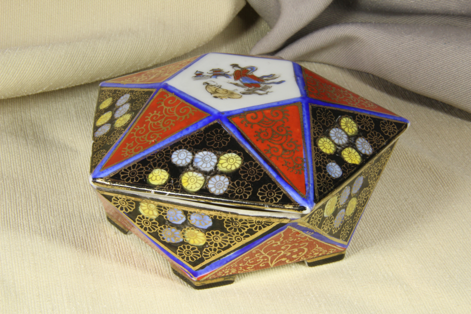 Antiques - JAPANESE PORCELAIN BOX (T)