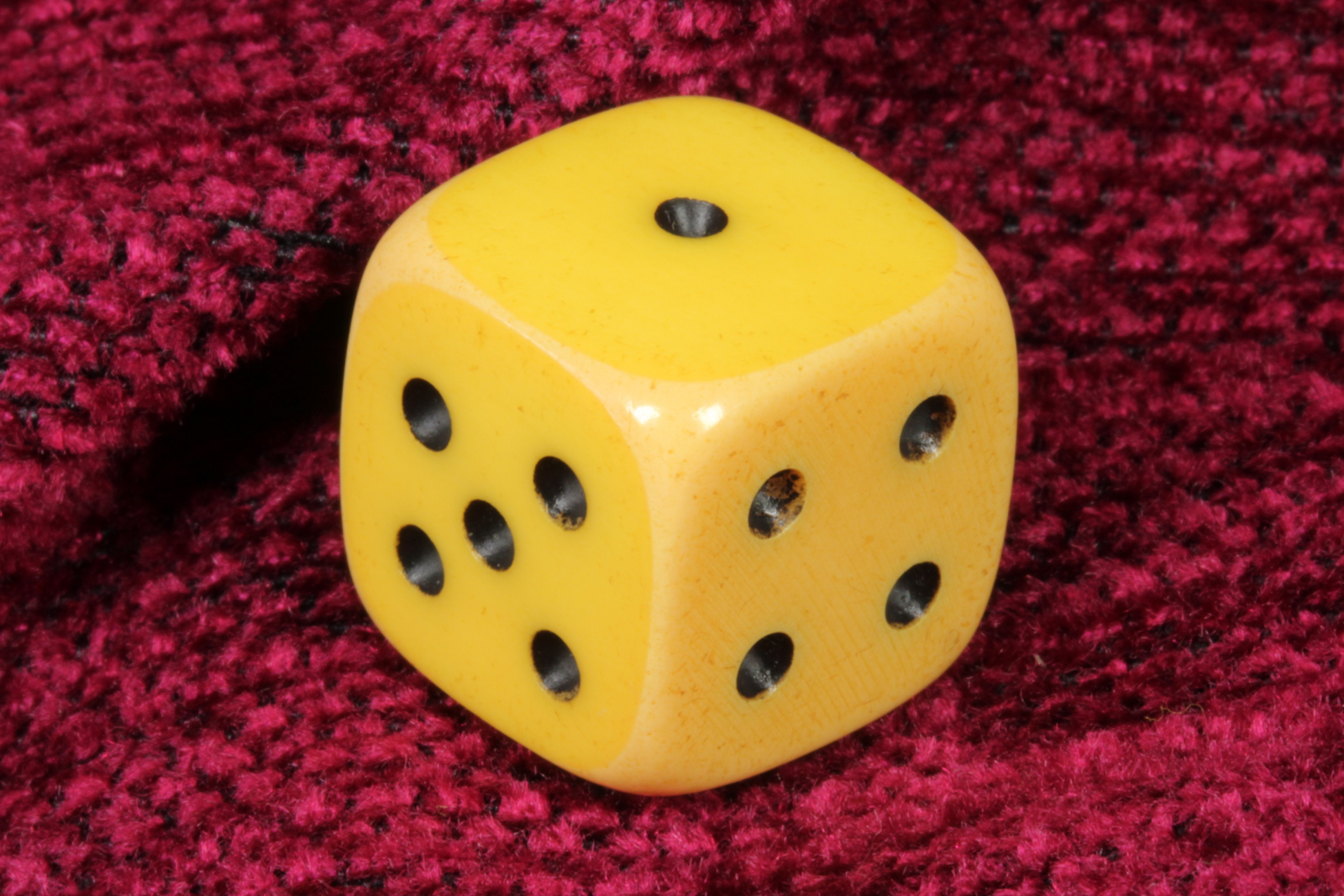 Antiques - SET OF 5 DICE. CELLULOID
