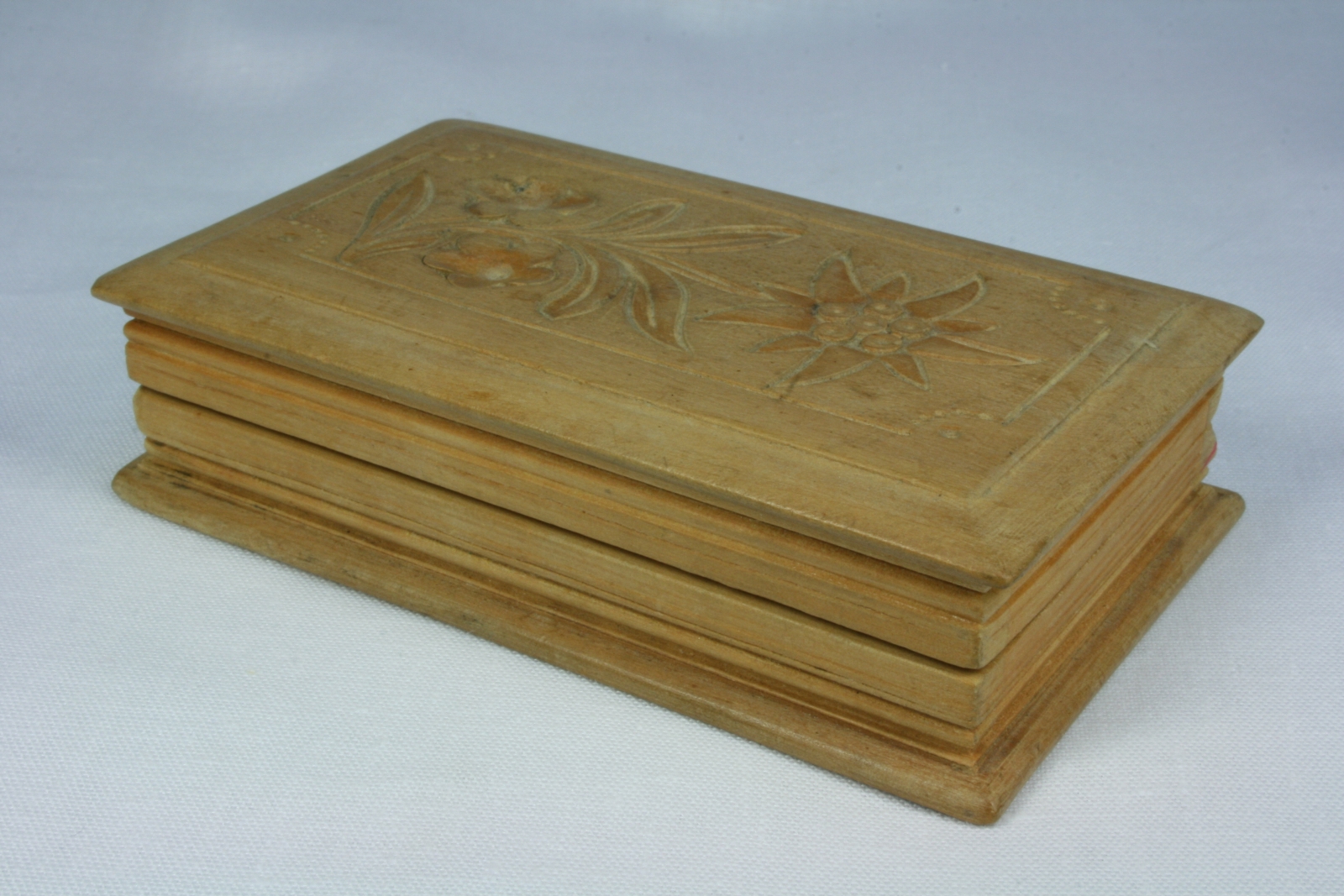 Antiguedades - CAJA DE MADERA. ESTUCHE TALLADO. JOYERO. (T)