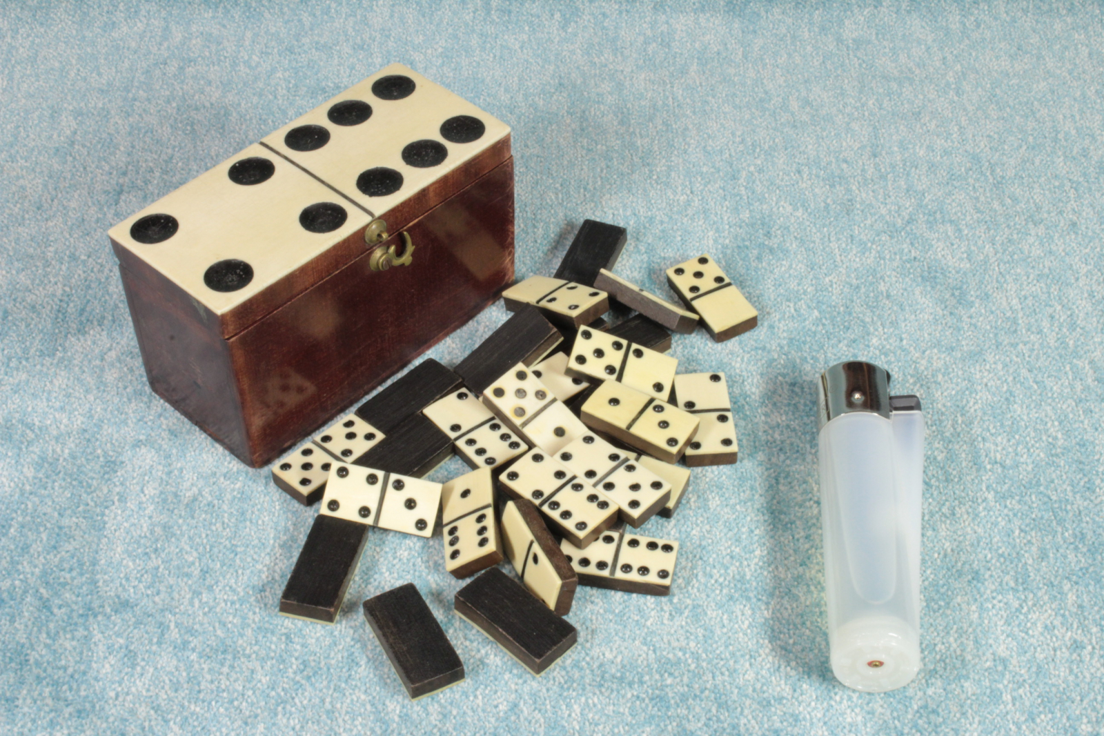 Antiques -  MINIATURE DOMINOES MADE OF WOOD AND BONE. S.XX