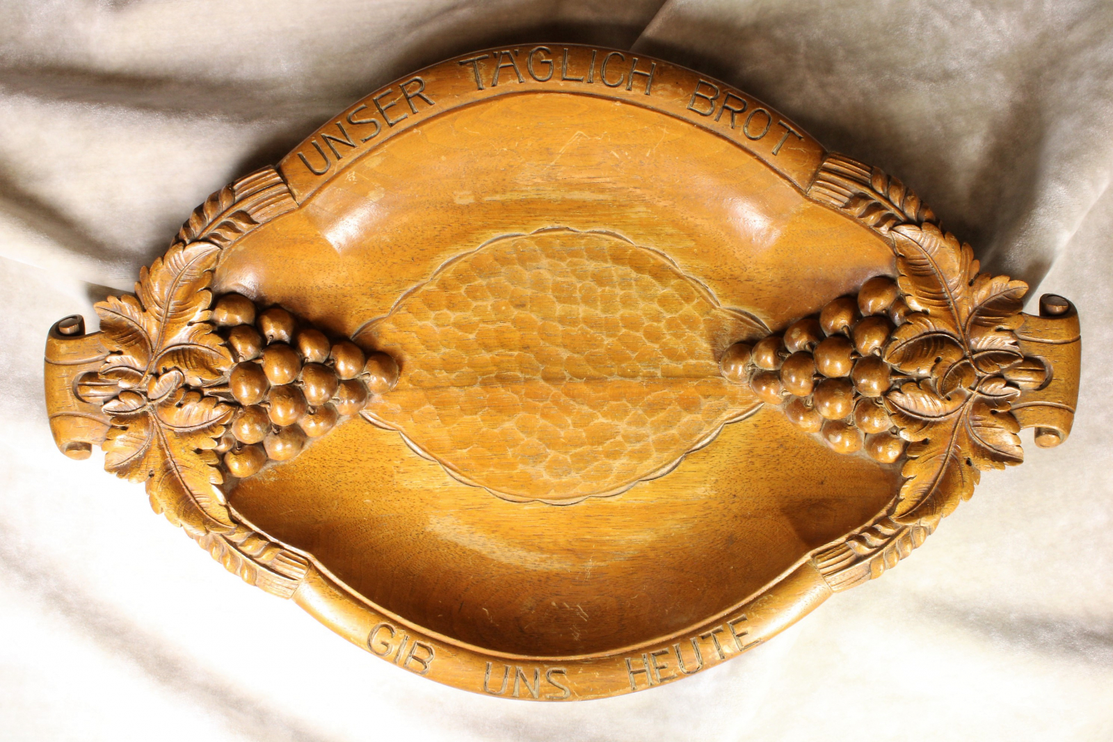 Antiques - OVAL WOODEN FRUIT BOWL. CARVED TRAY. GERMANY. 20TH CENTURY.