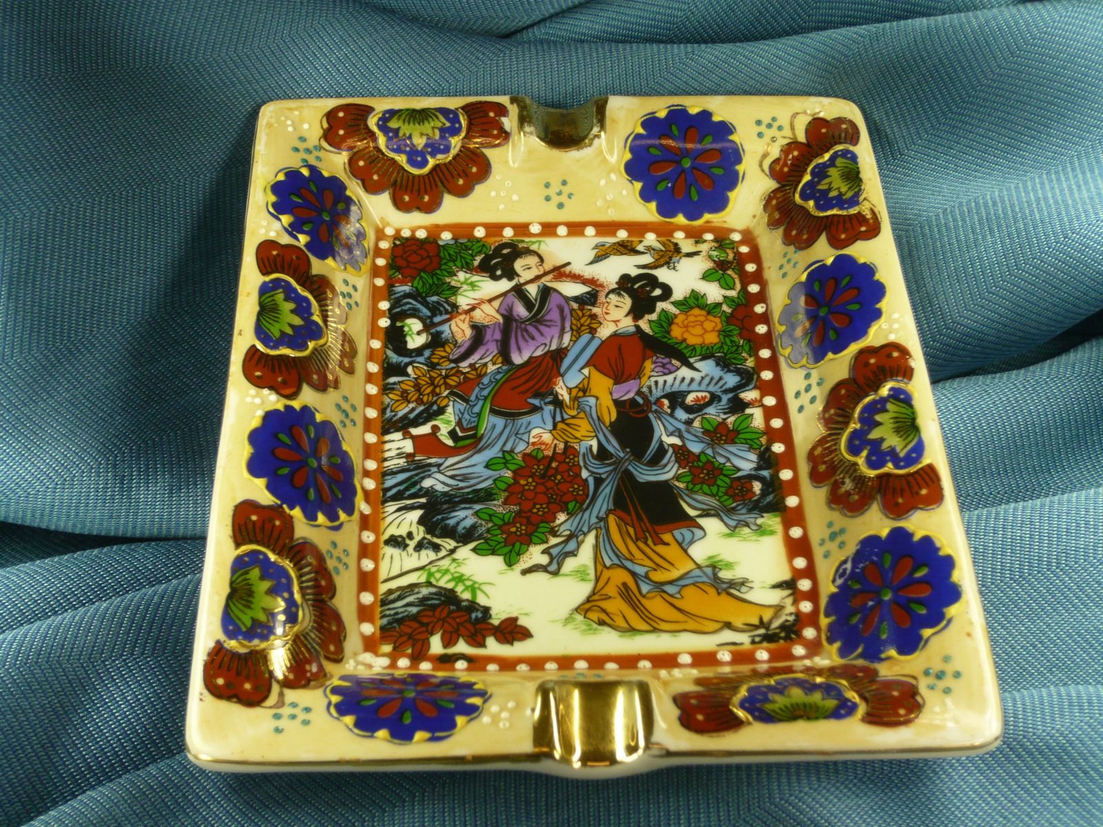 Antiques - CHINESE CERAMIC ASHTRAY. LADY DANCING. (T)