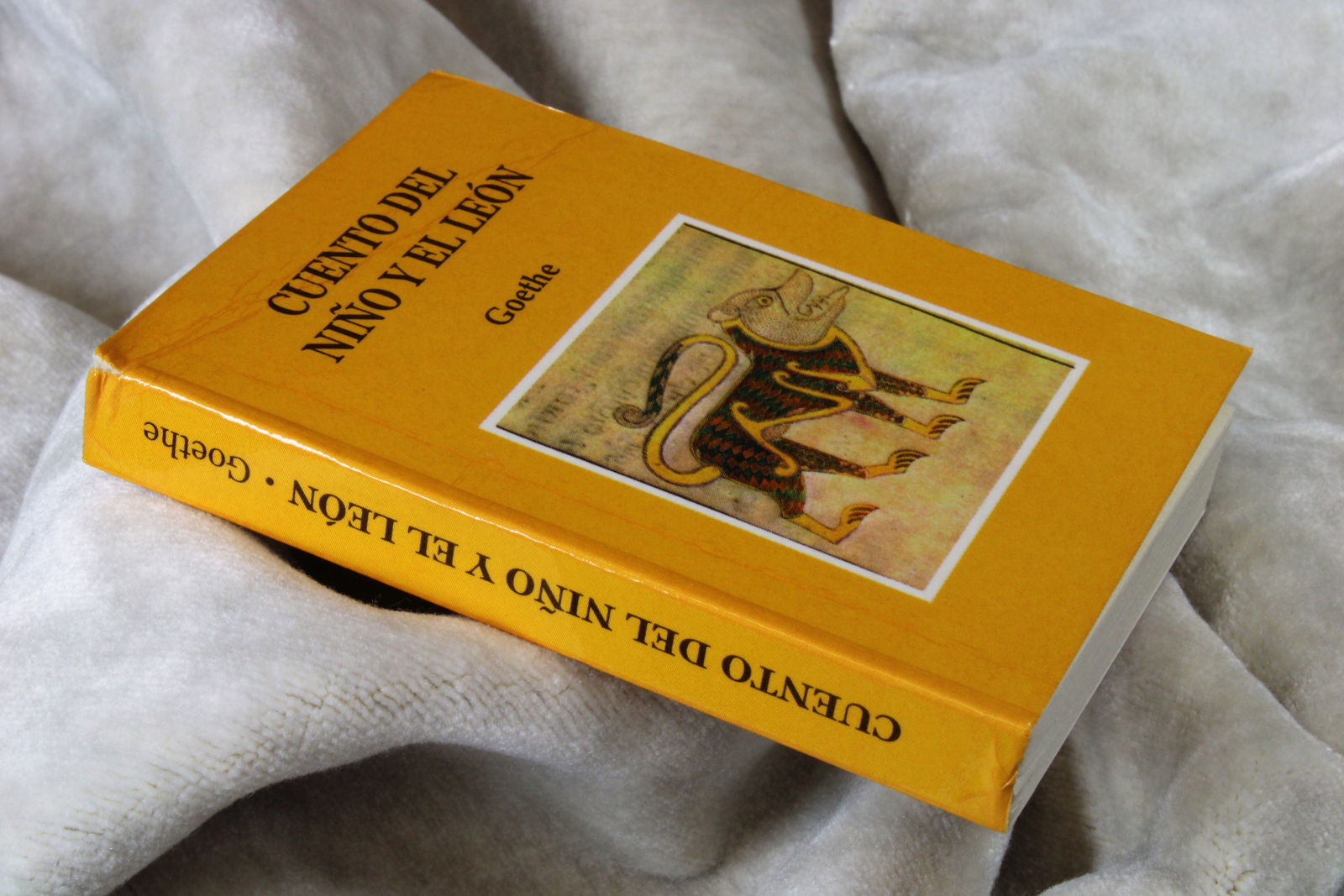 Antiguedades - LIBRO MINIATURA CUENTO DEL NIÑO Y EL LEÓN. GOEHTE. 