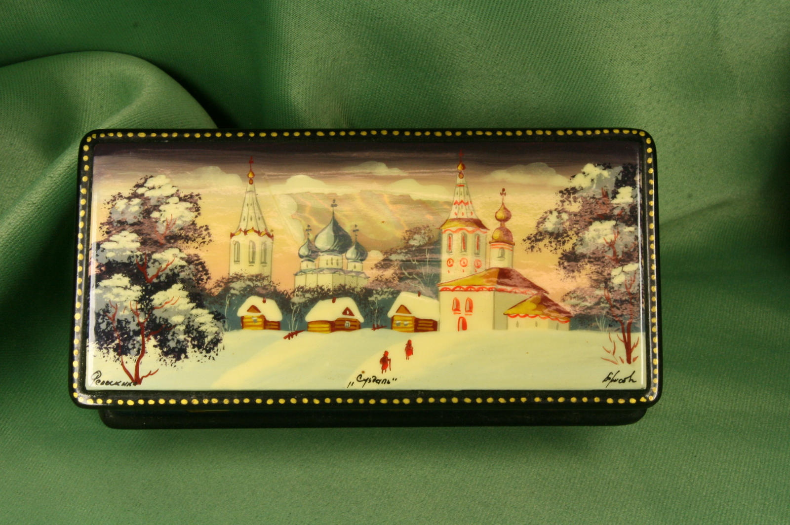 Antiques - LACQUERED RUSSIAN BOX. MOTHER-OF-PEARL INLAY. HAND PAINTED. (T)