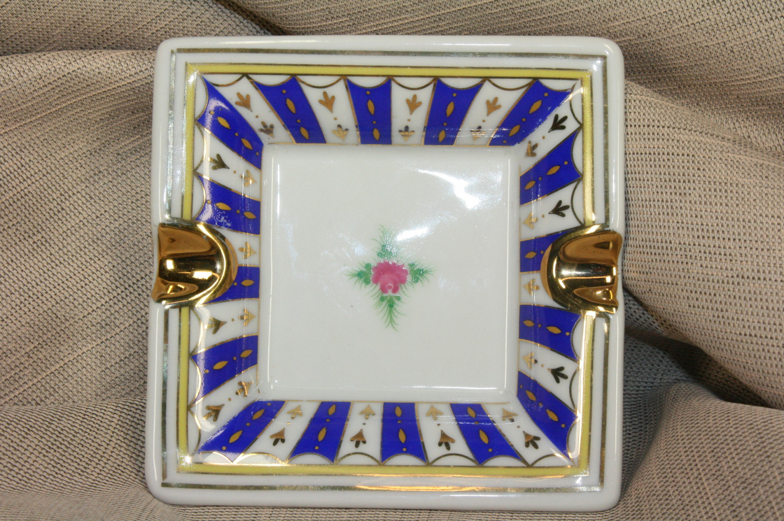 Antiques - SMALL GLAZED CERAMIC ASHTRAY. BLUE AND GOLD (T)