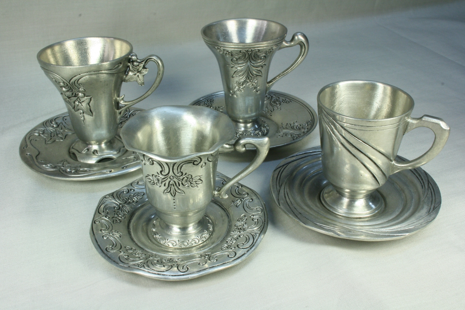 Antiques - TIN CUPS AND PLATES. MODERNIST