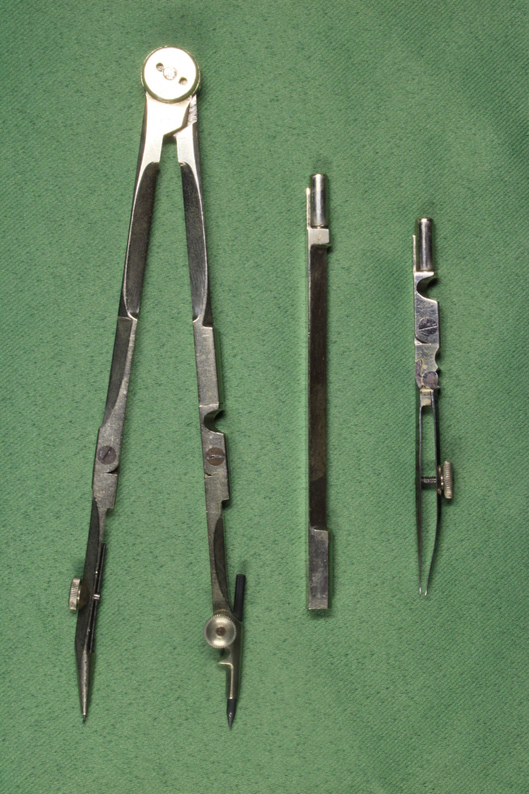 Antiguedades - COMPÁS CON COMPLEMENTOS. LÁPIZ, TINTA Y ALARGADERA. S.XIX.