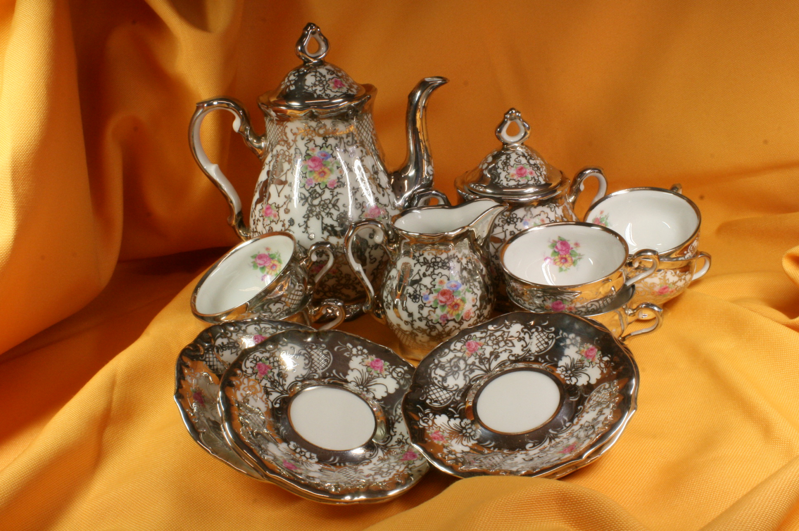 Antiques - BAVARIA PORCELAIN SET. SET FOR COFFEE OR TEA.