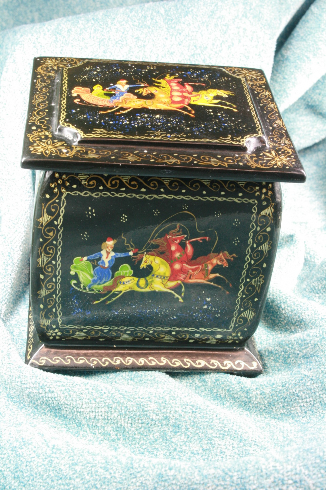 Antiques - RUSSIAN SQUARE LACQUERED BOX. HAND PAINTED. (T)