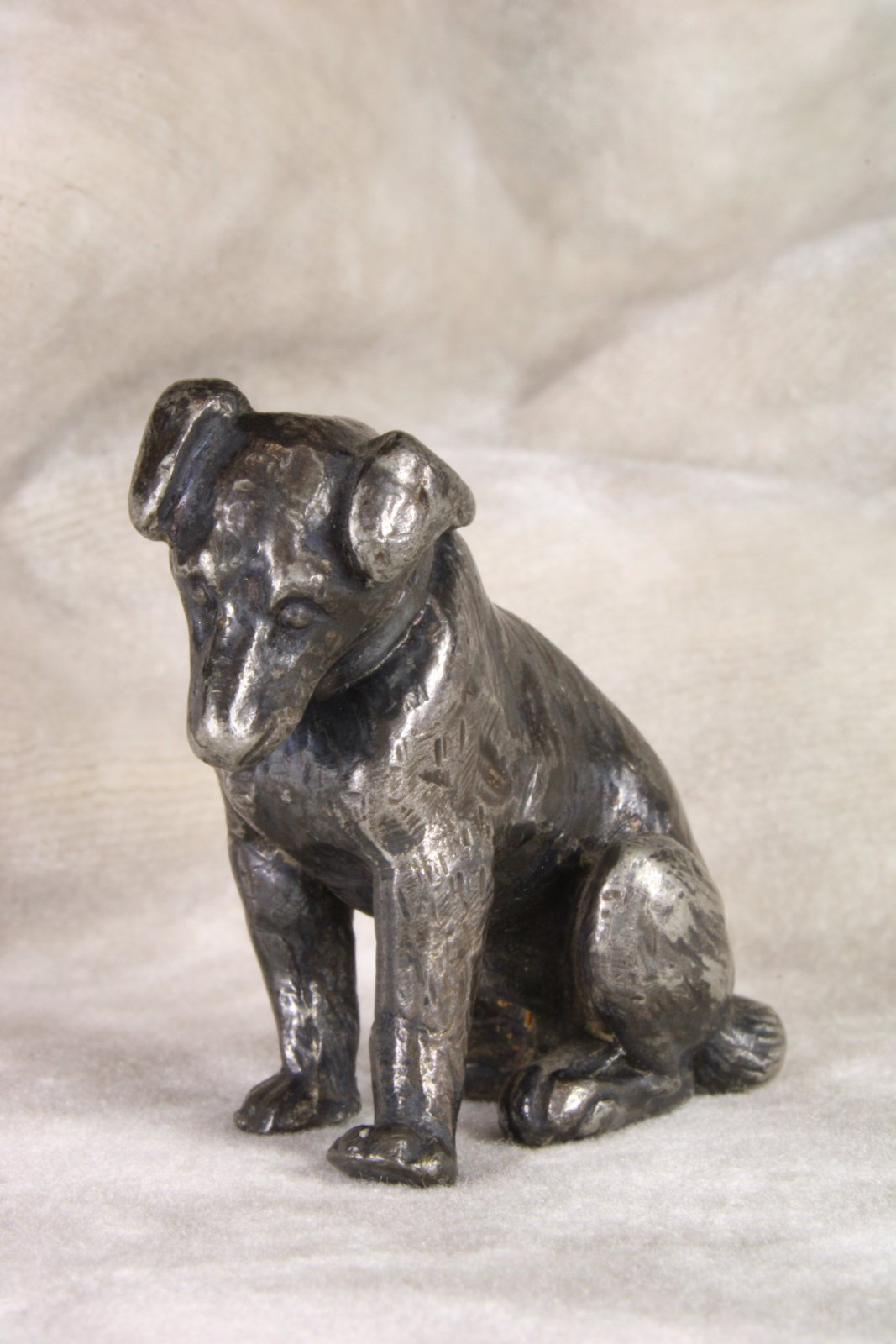 Antiguedades de sitting puppy miniature