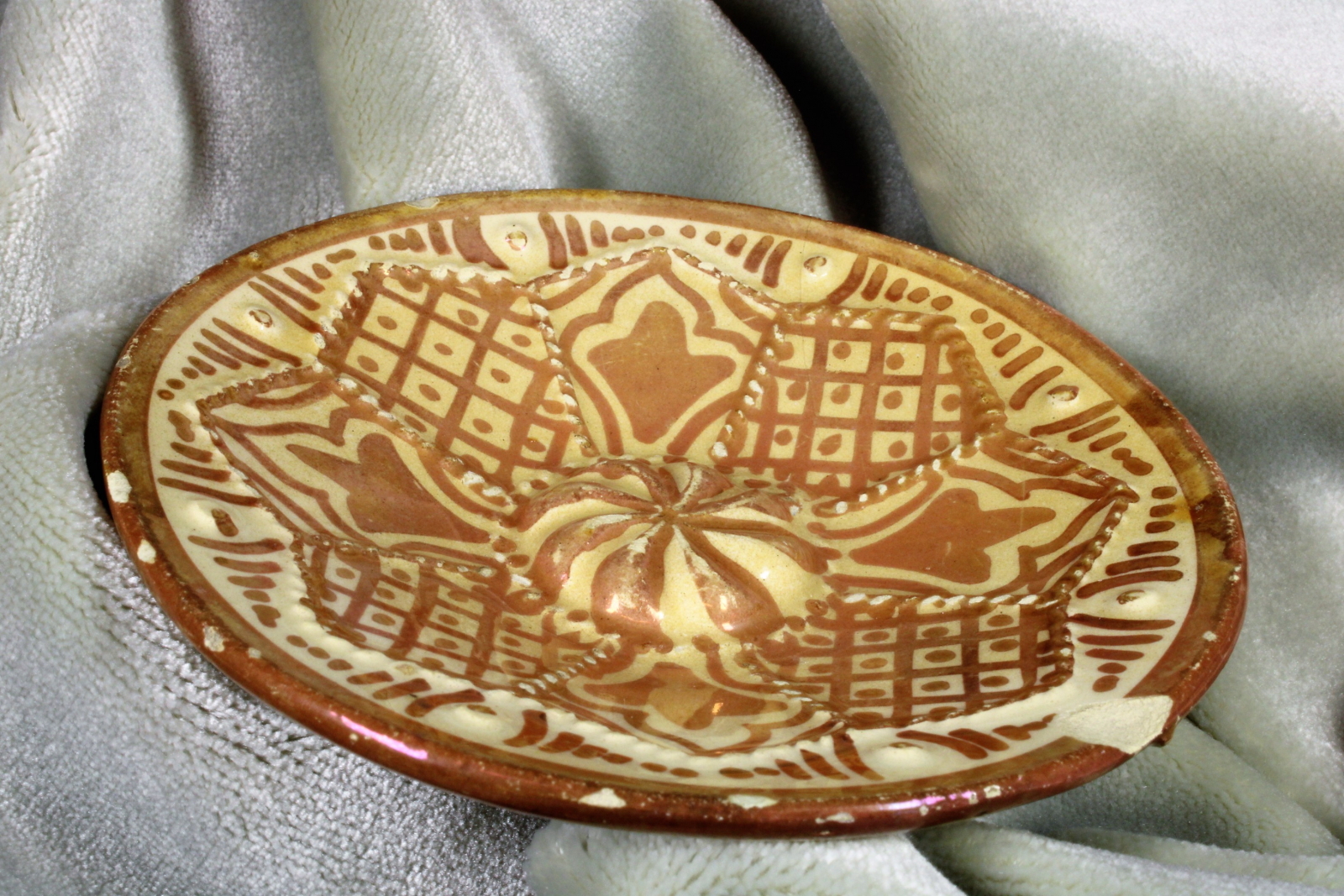 Antiques - ROUND SMALL PLATE WITH REFLECTIONS. 19TH CENTURY (T)