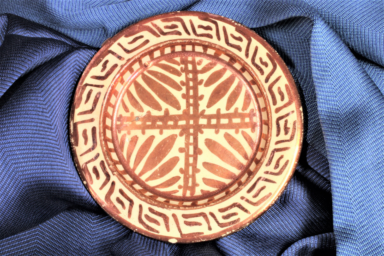 Antiques - ROUND EARTHENWARE SAUCER WITH REFLECTIONS. INITIALS VV (T)